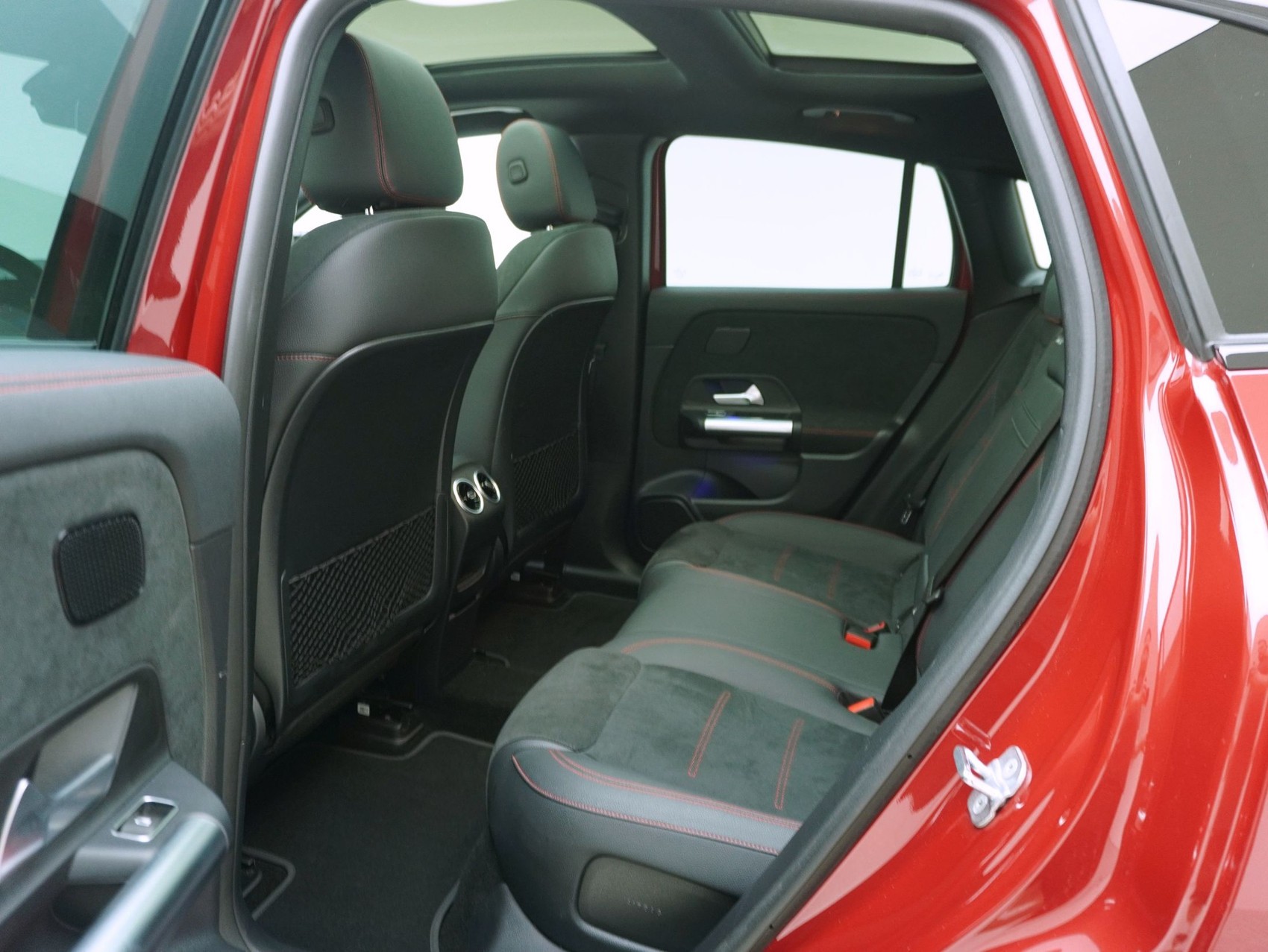 MERCEDES-BENZ EQA 350 Swiss Star AMG Line 4matic-image-12