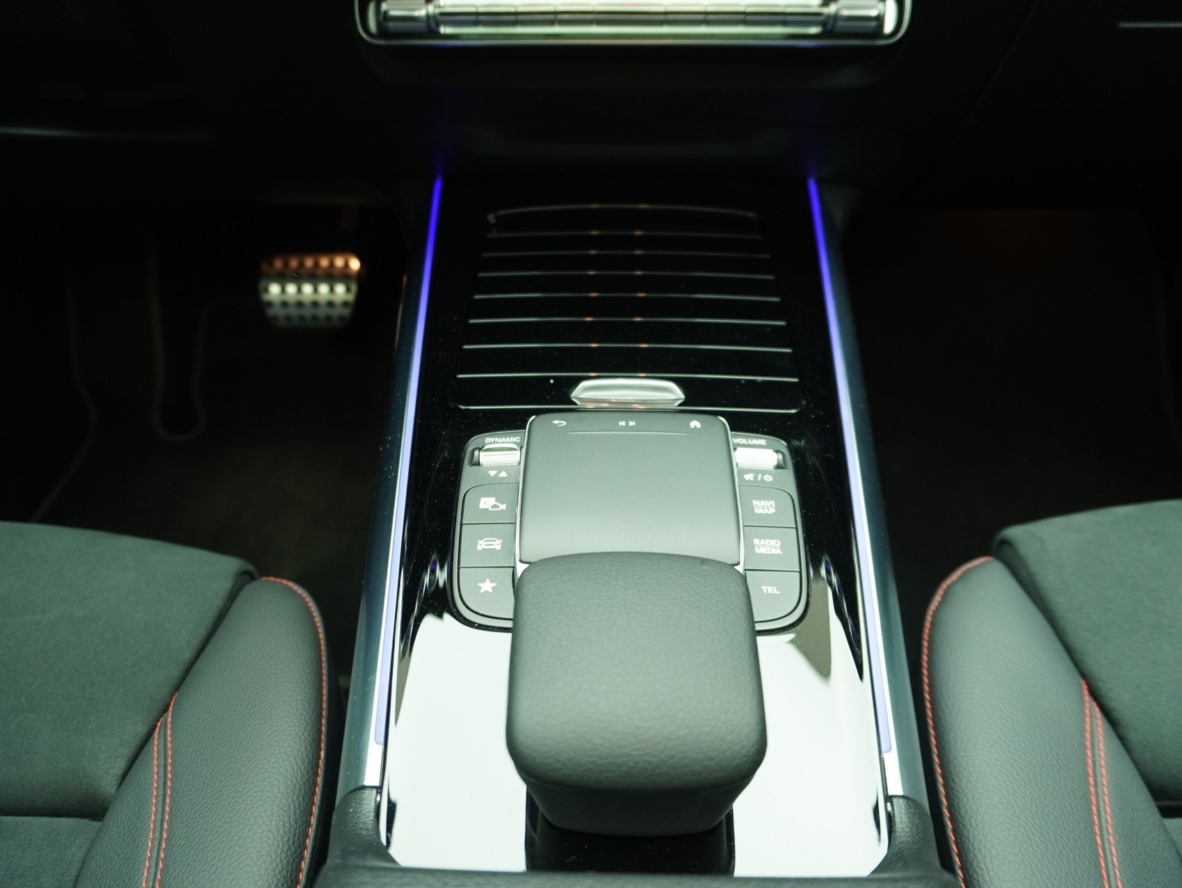 MERCEDES-BENZ EQA 350 Swiss Star AMG Line 4matic-image-17
