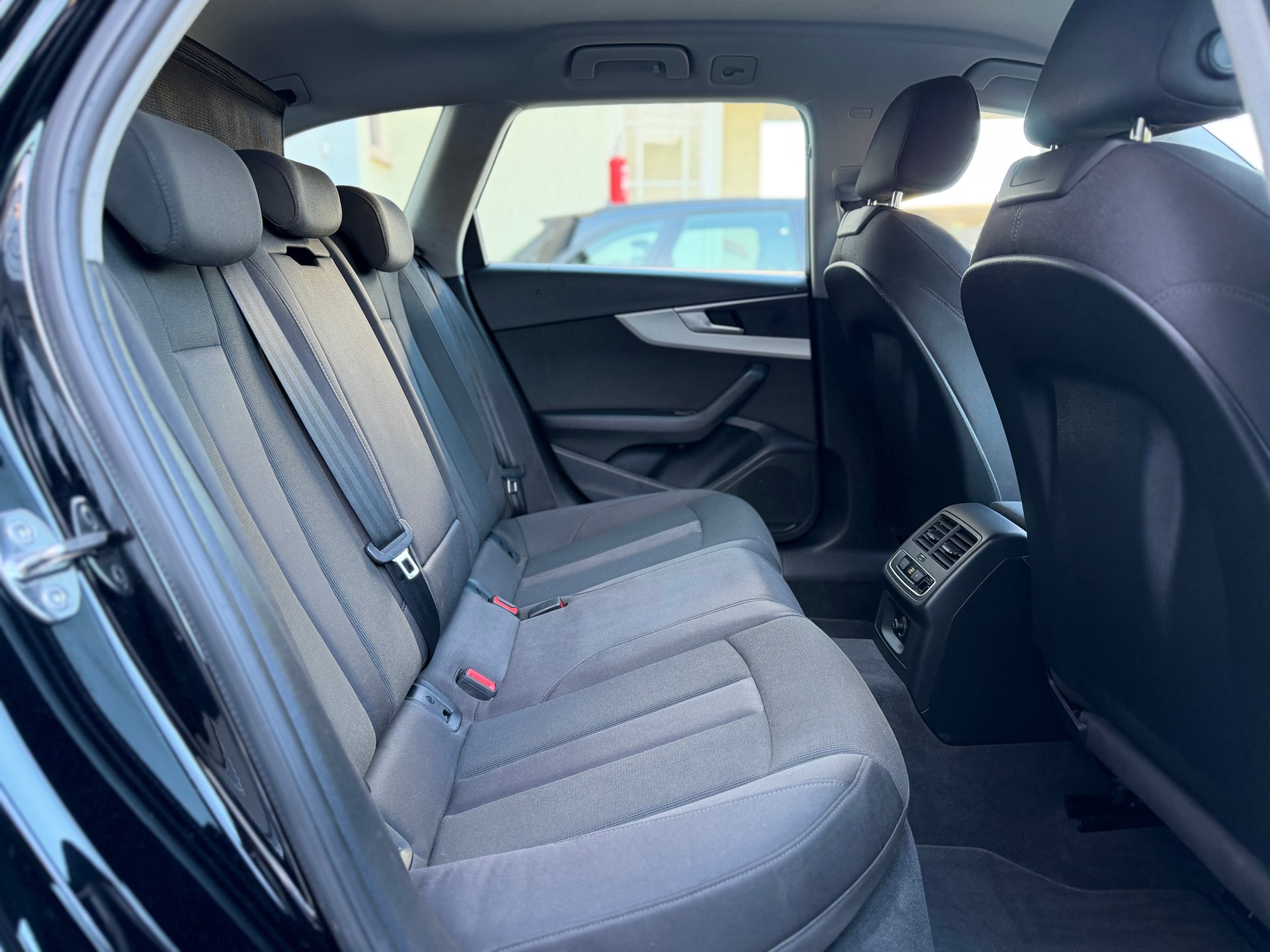 AUDI A4 Avant 40 TDI Attraction quattro S-tronic-image-13