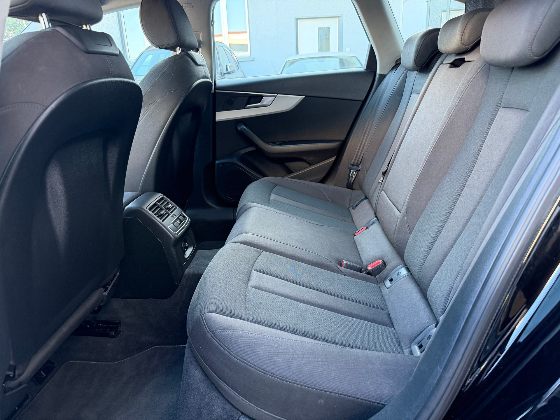 AUDI A4 Avant 40 TDI Attraction quattro S-tronic-image-11
