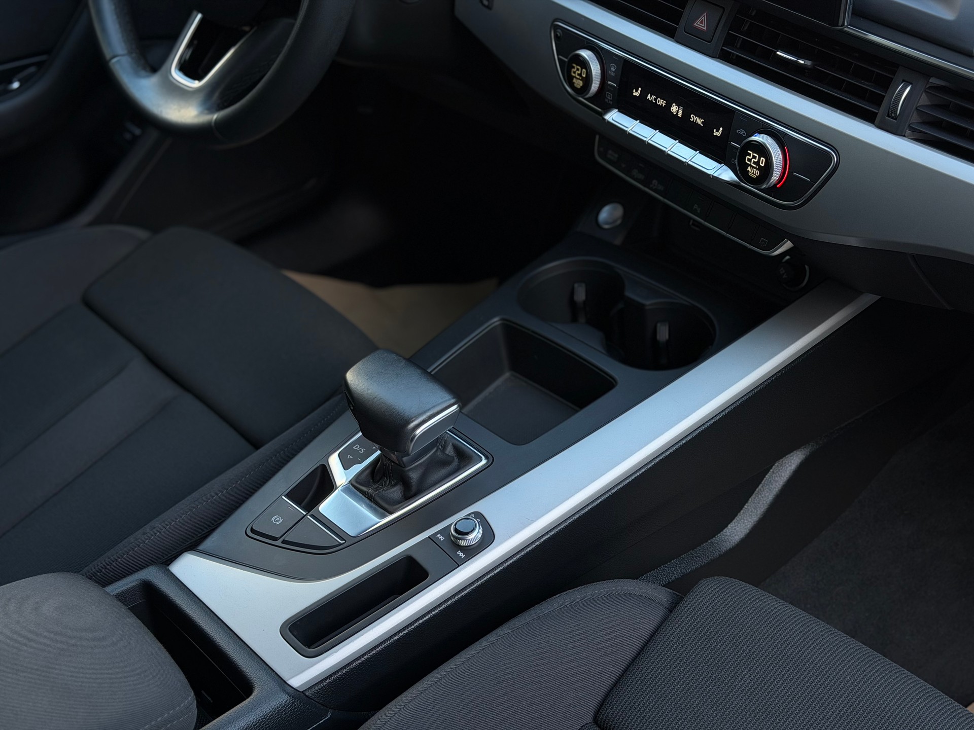 AUDI A4 Avant 40 TDI Attraction quattro S-tronic-image-17