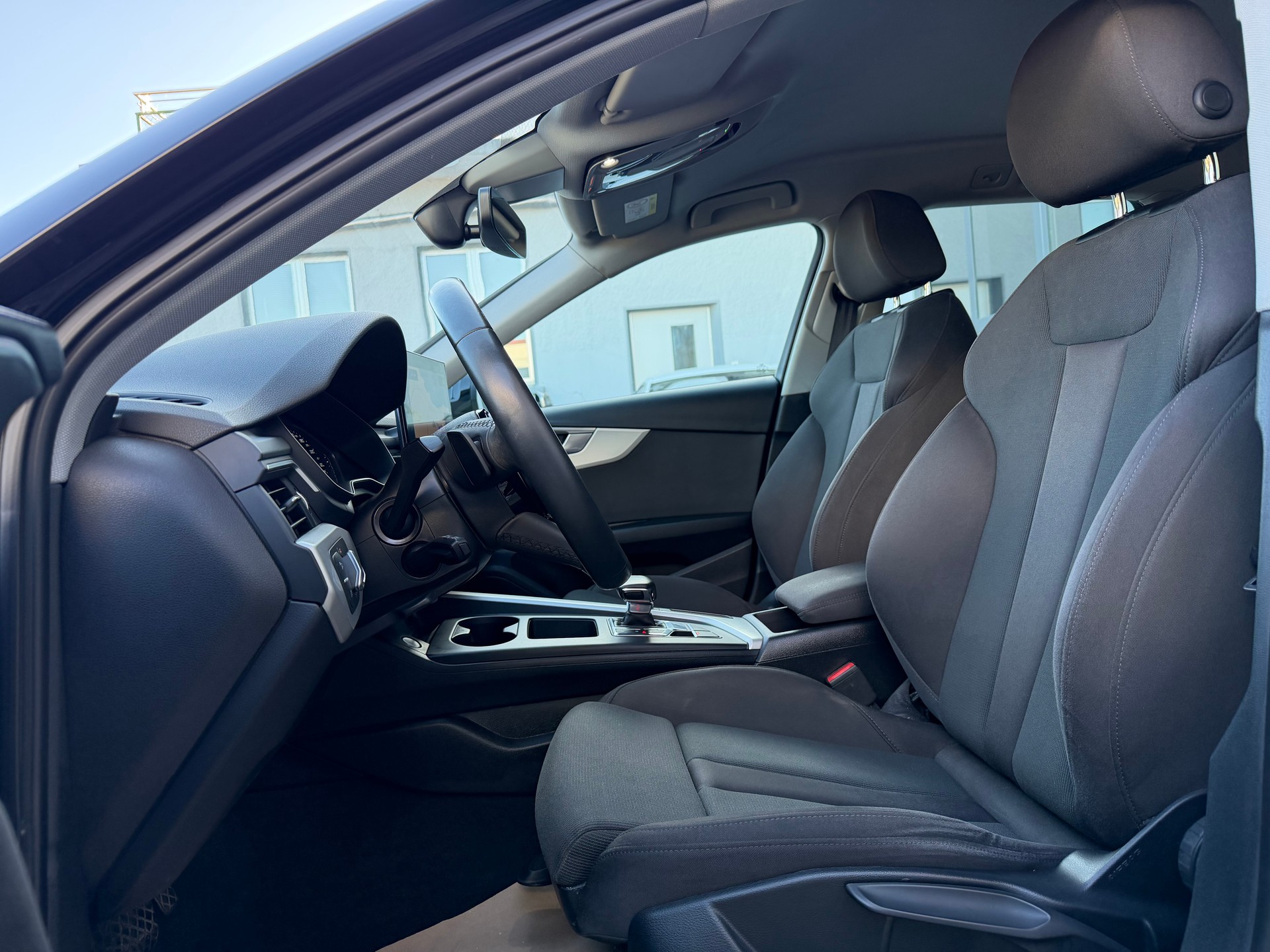 AUDI A4 Avant 40 TDI Attraction quattro S-tronic-image-10