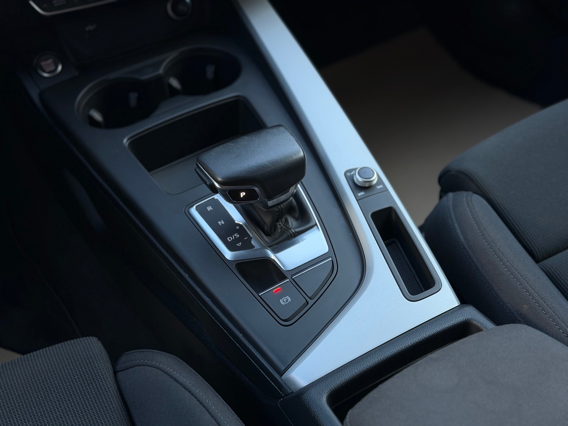 AUDI A4 Avant 40 TDI Attraction quattro S-tronic-image-18