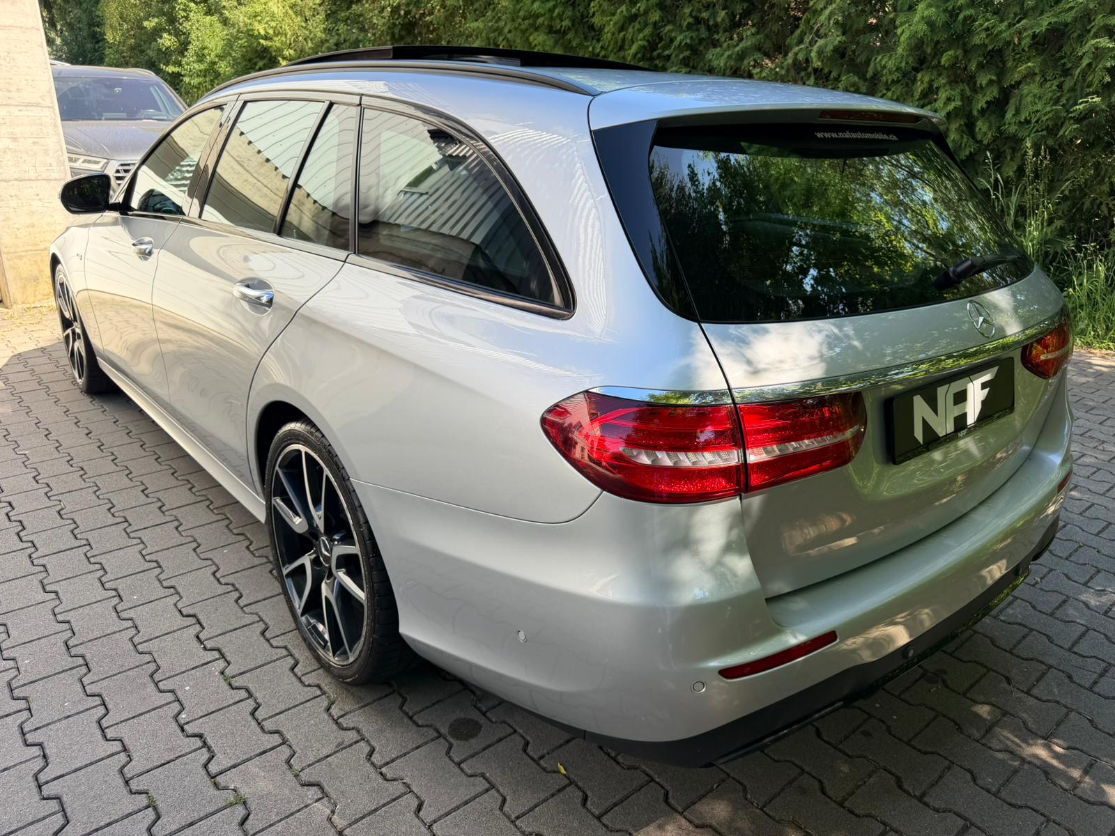 MERCEDES-BENZ E 43 AMG 4 Matic 9G-Tronic-image-4