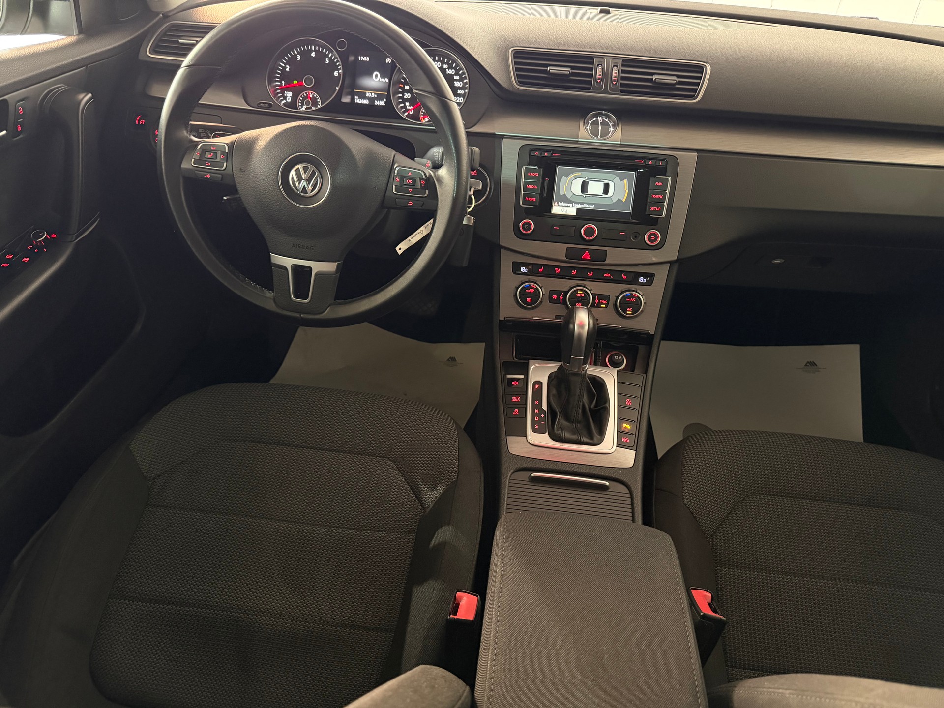 VW Passat 1.4 TSI BlueMotion Technology Cup-image-13