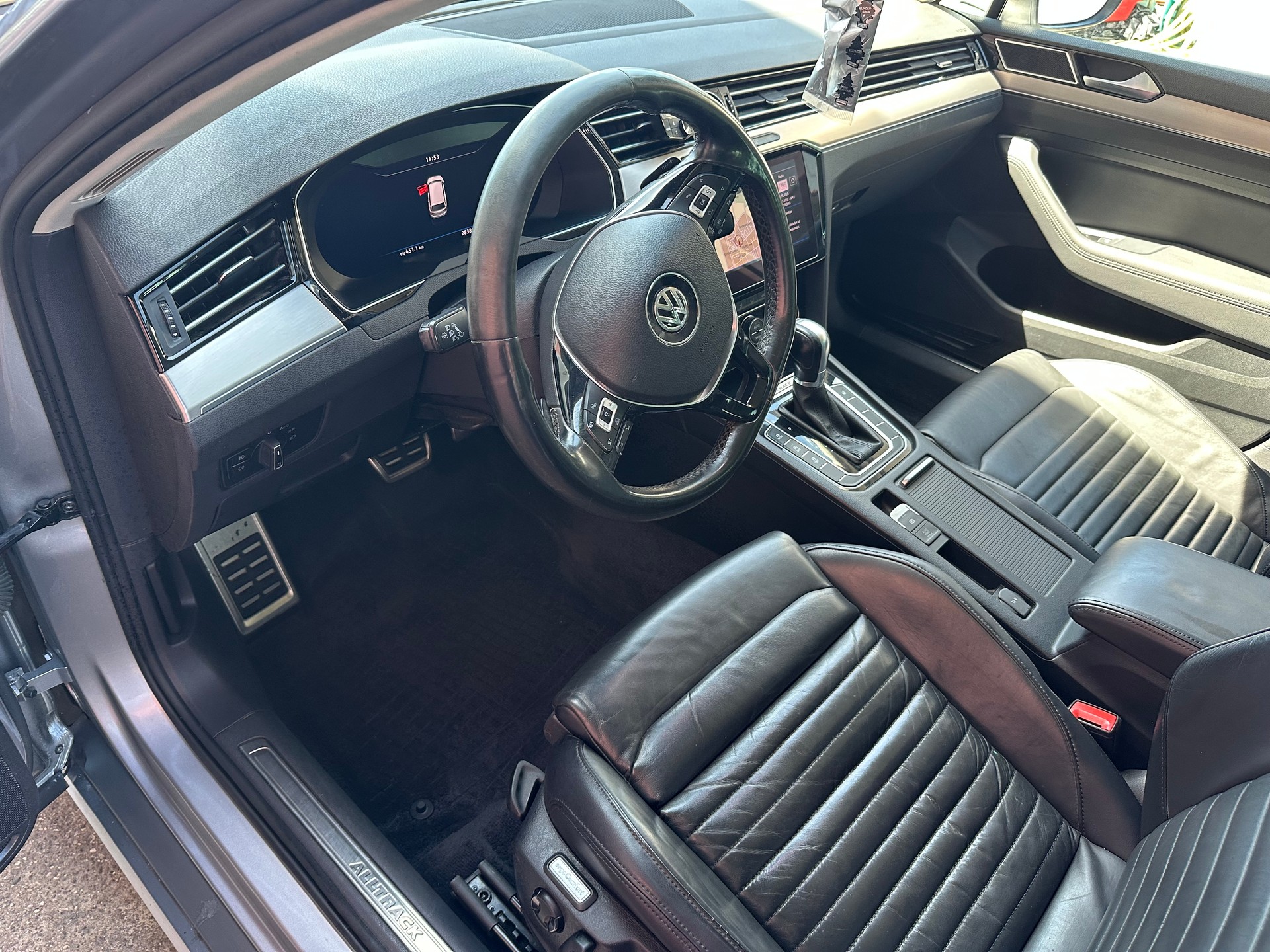 VW Passat Alltrack 2.0 TDI BMT 4Motion DSG-image-11