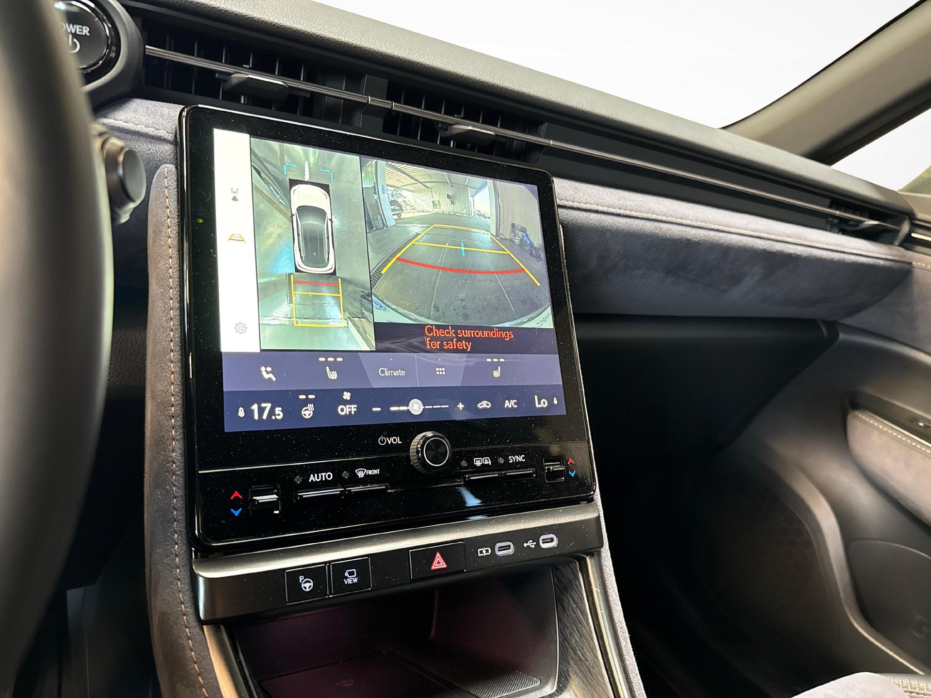 LEXUS LBX 1.5 Hybrid Cool AWD-image-12