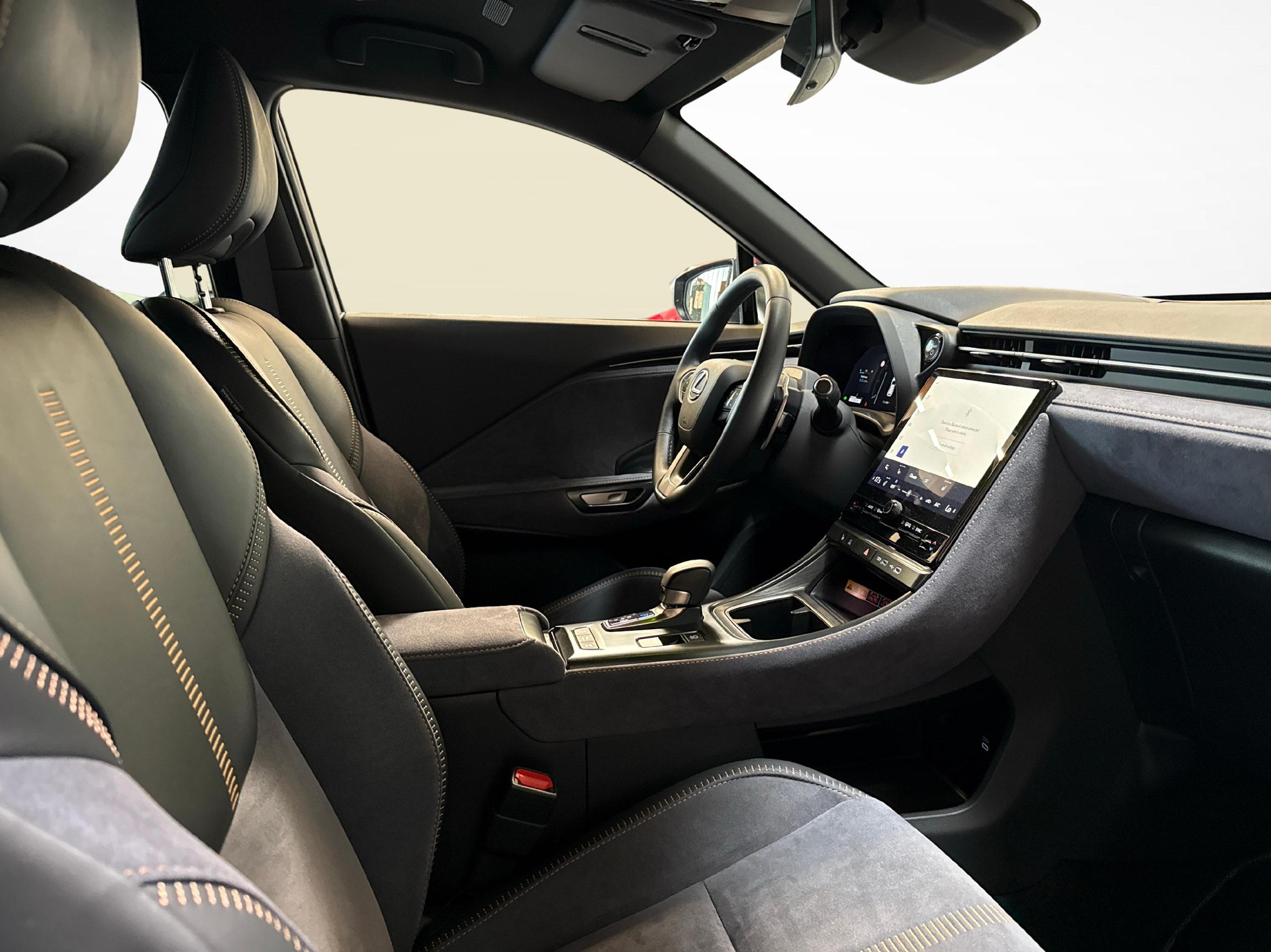 LEXUS LBX 1.5 Hybrid Cool AWD-image-9