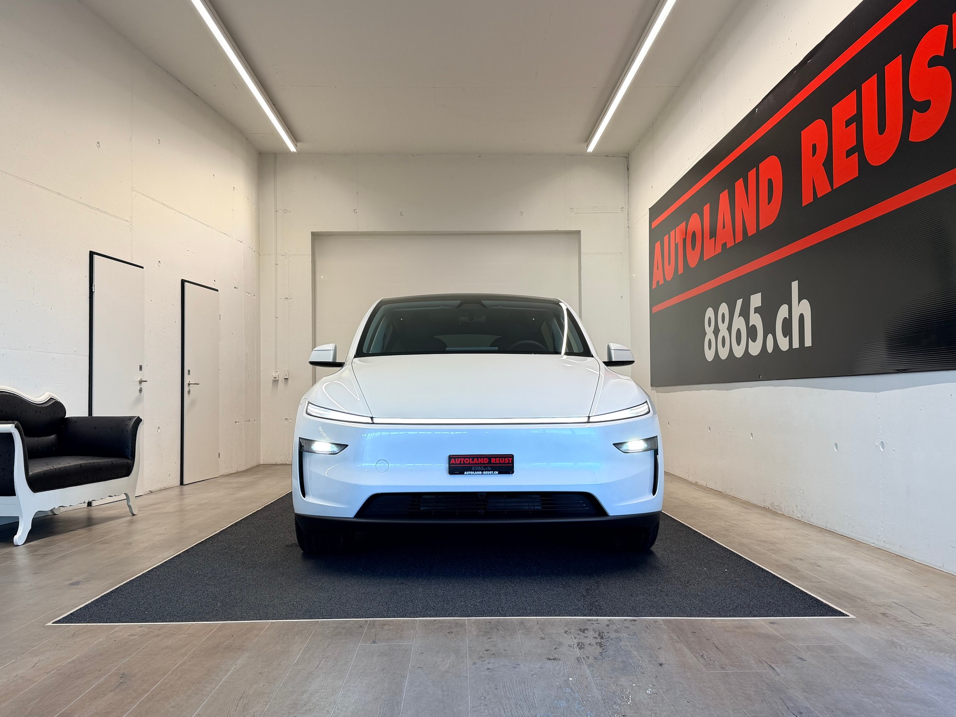 TESLA Model Y Long Range Premium AWD-showroom-element-2