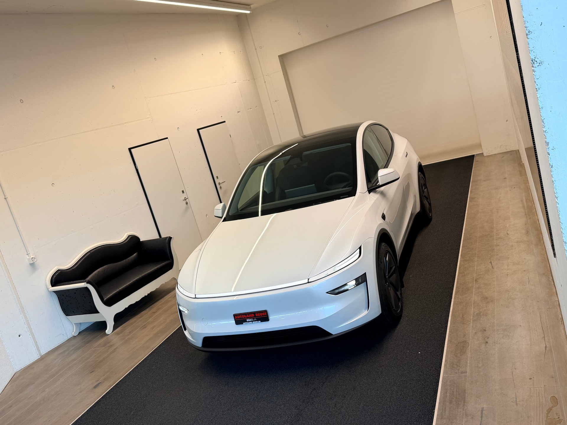 TESLA Model Y Long Range Premium AWD-showroom-element-3