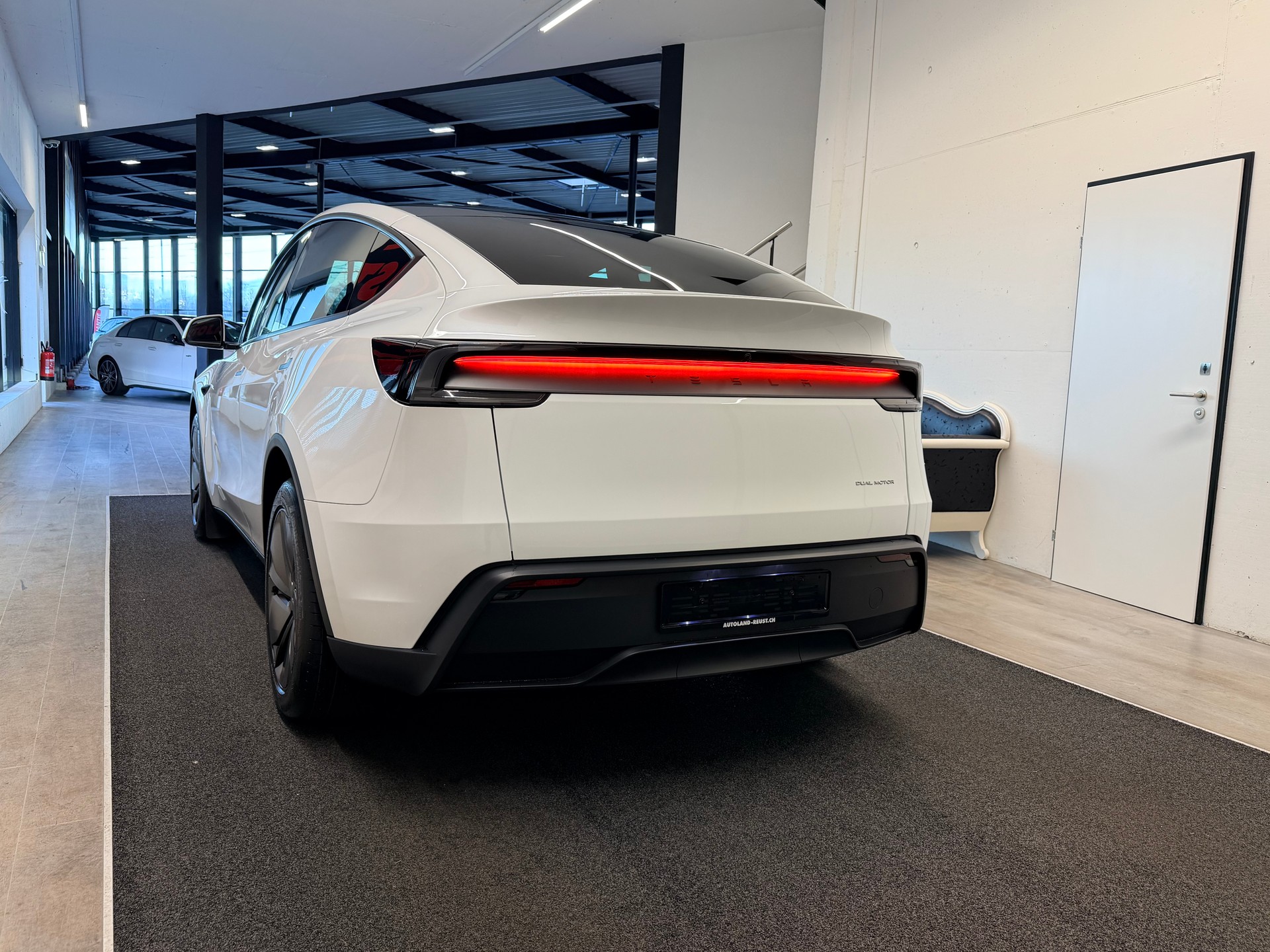 TESLA Model Y Long Range Premium AWD-image-6
