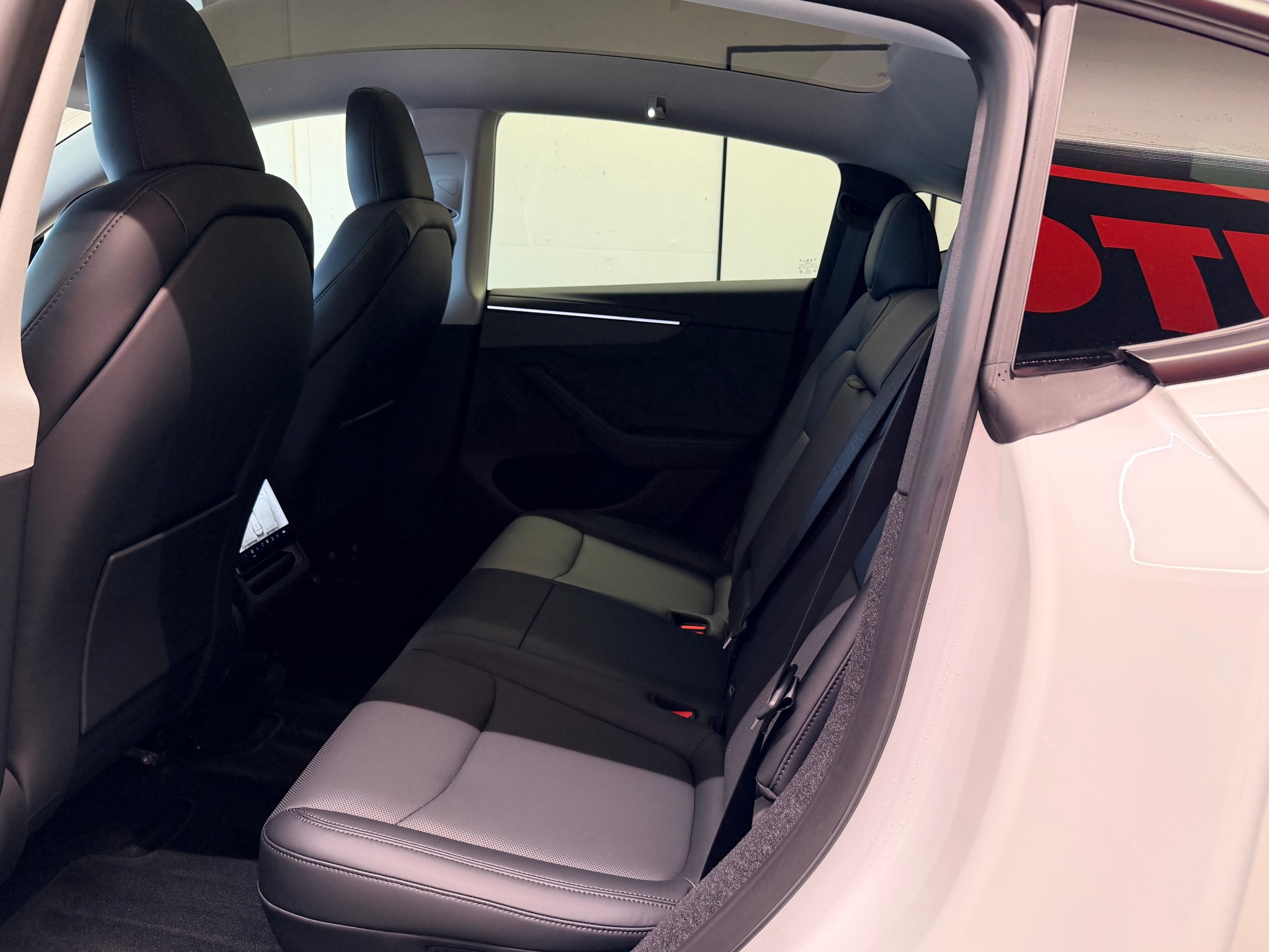 TESLA Model Y Long Range Premium AWD-image-13