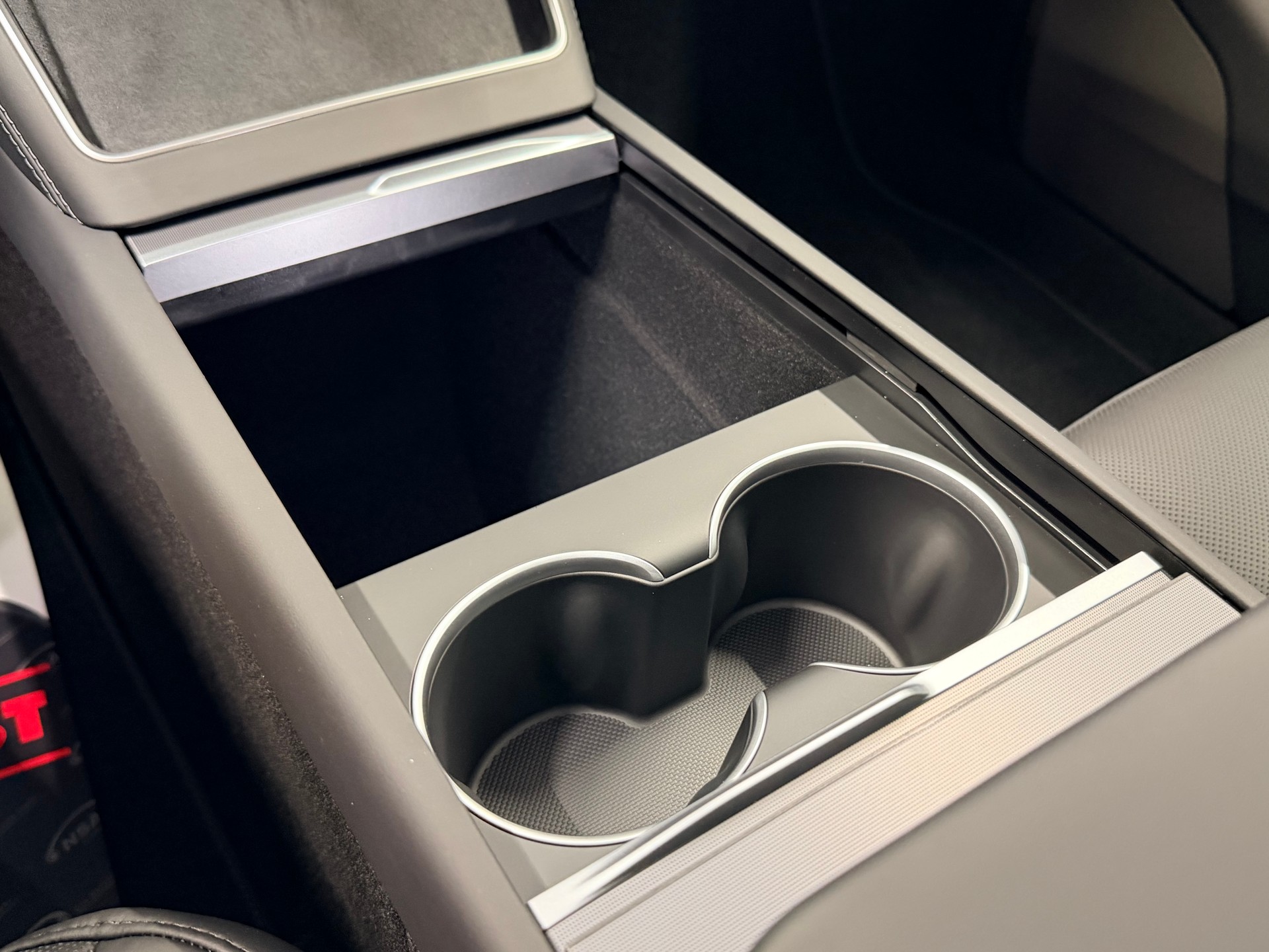 TESLA Model Y Long Range Premium AWD-image-24
