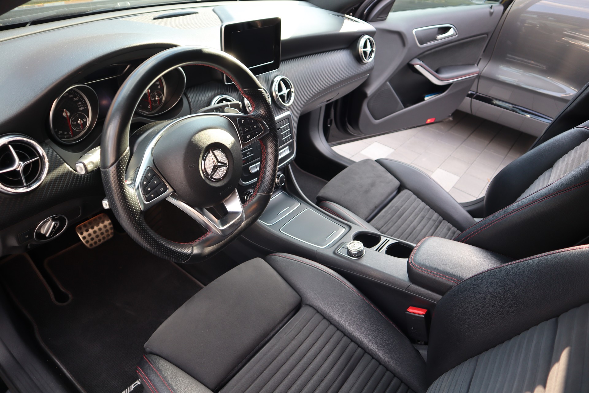 MERCEDES-BENZ A 220 AMG Line 4m-image-2