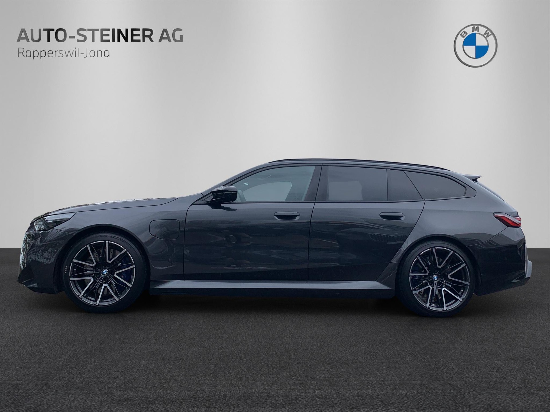 BMW M5 xDrive Touring-showroom-element-1