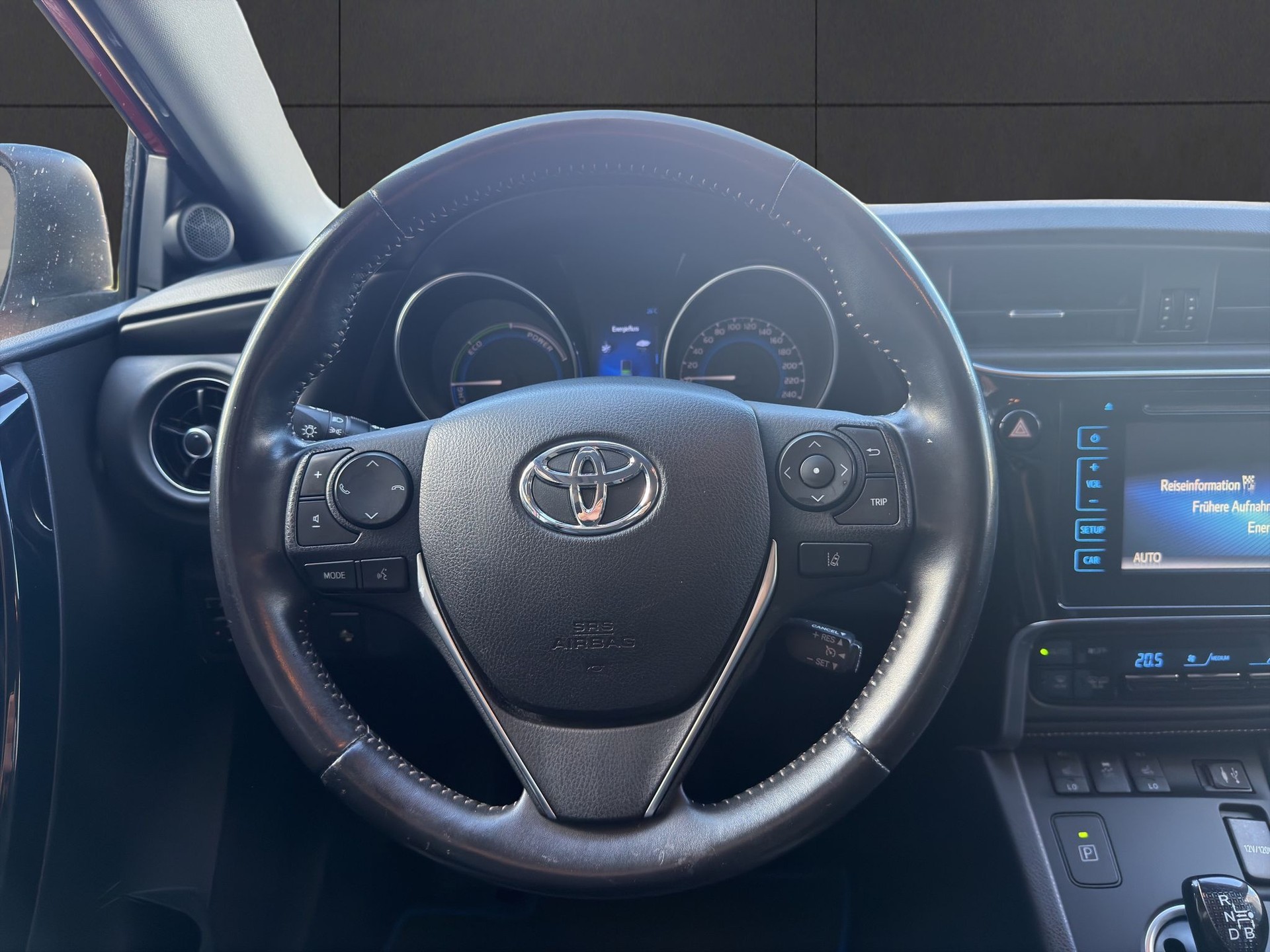 TOYOTA Auris 1.8 HSD Luna e-CVT-image-10