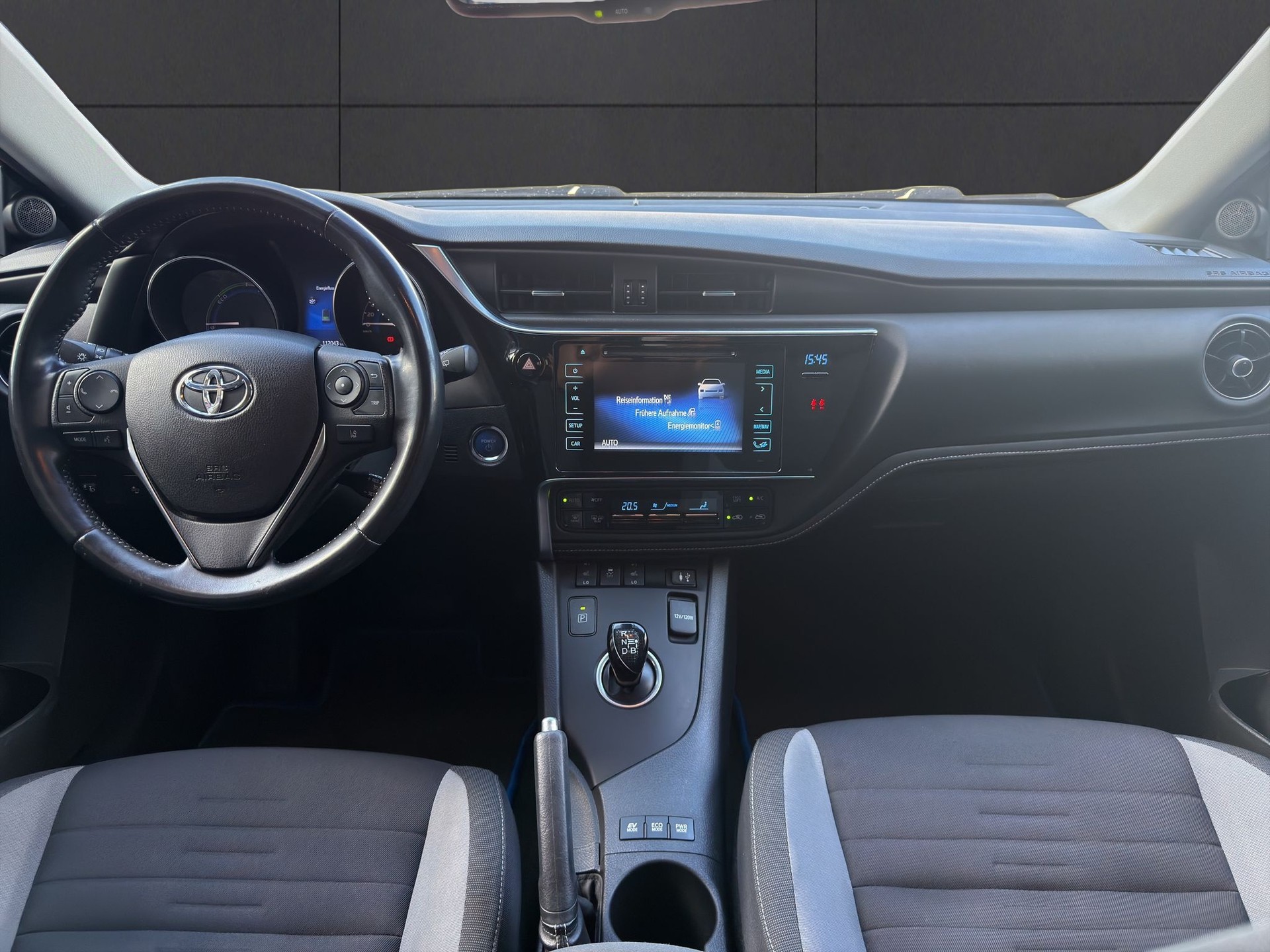 TOYOTA Auris 1.8 HSD Luna e-CVT-image-9