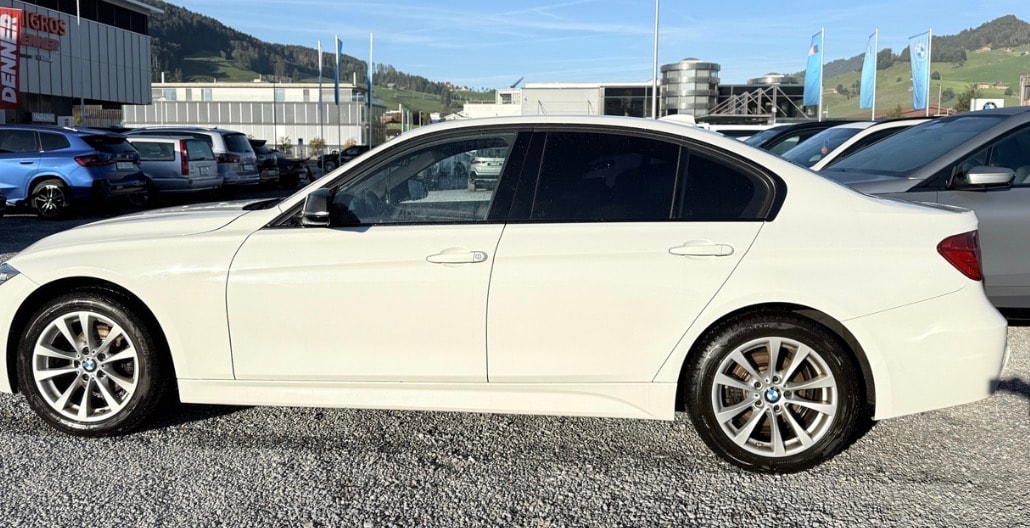 BMW 320i xDrive Sport Line Steptronic-image-12