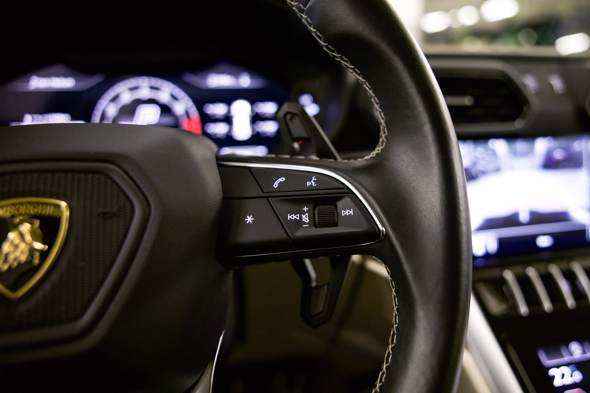 LAMBORGHINI Urus S E-Gear *Werkslackierung Verde Turbine Matt*-image-29
