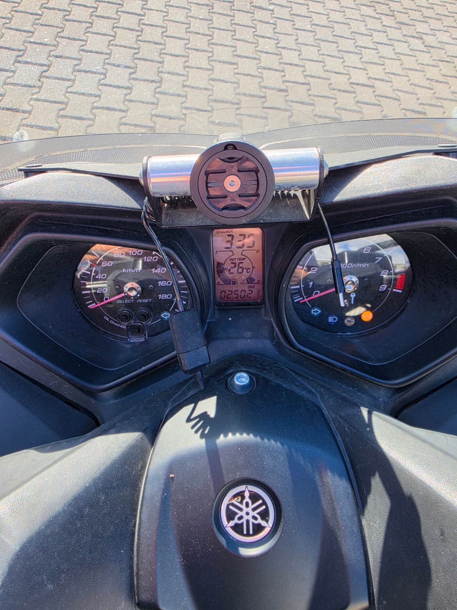 YAMAHA X-Max 400 ABS-image-3