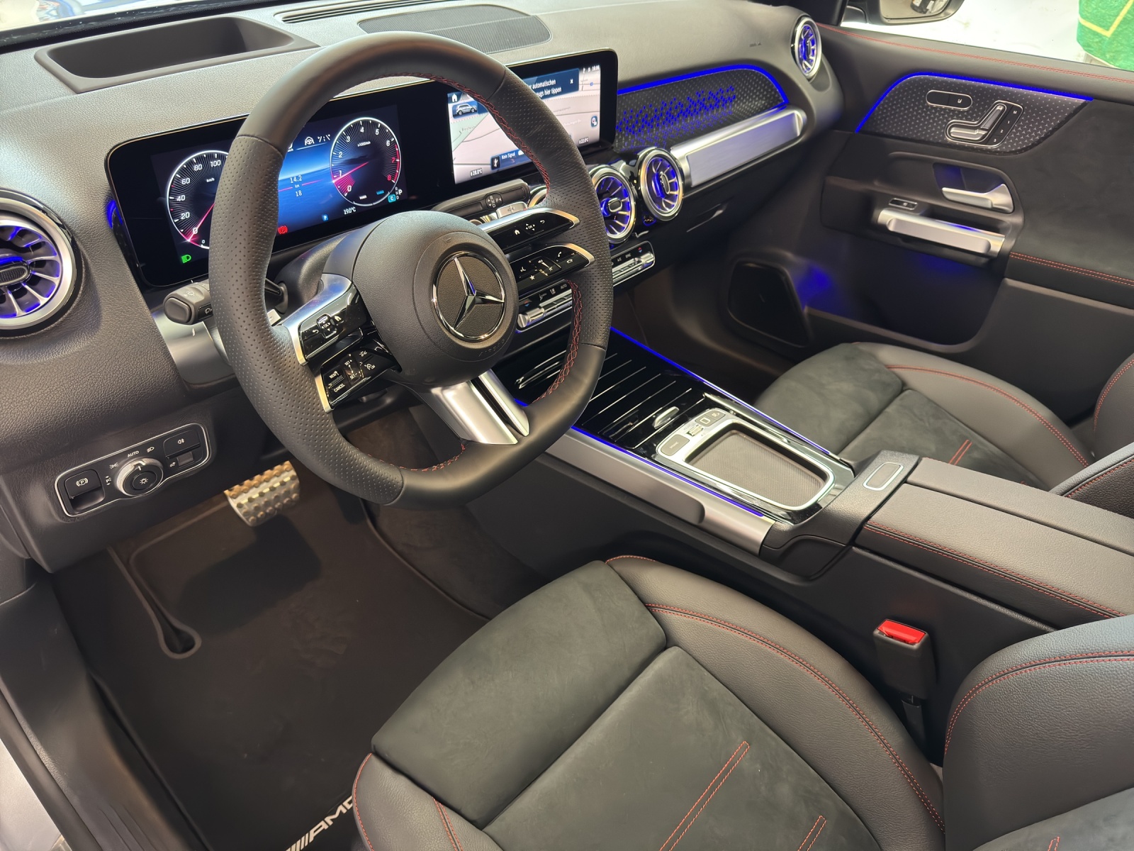 MERCEDES-BENZ GLB 200 AMG Line-image-10