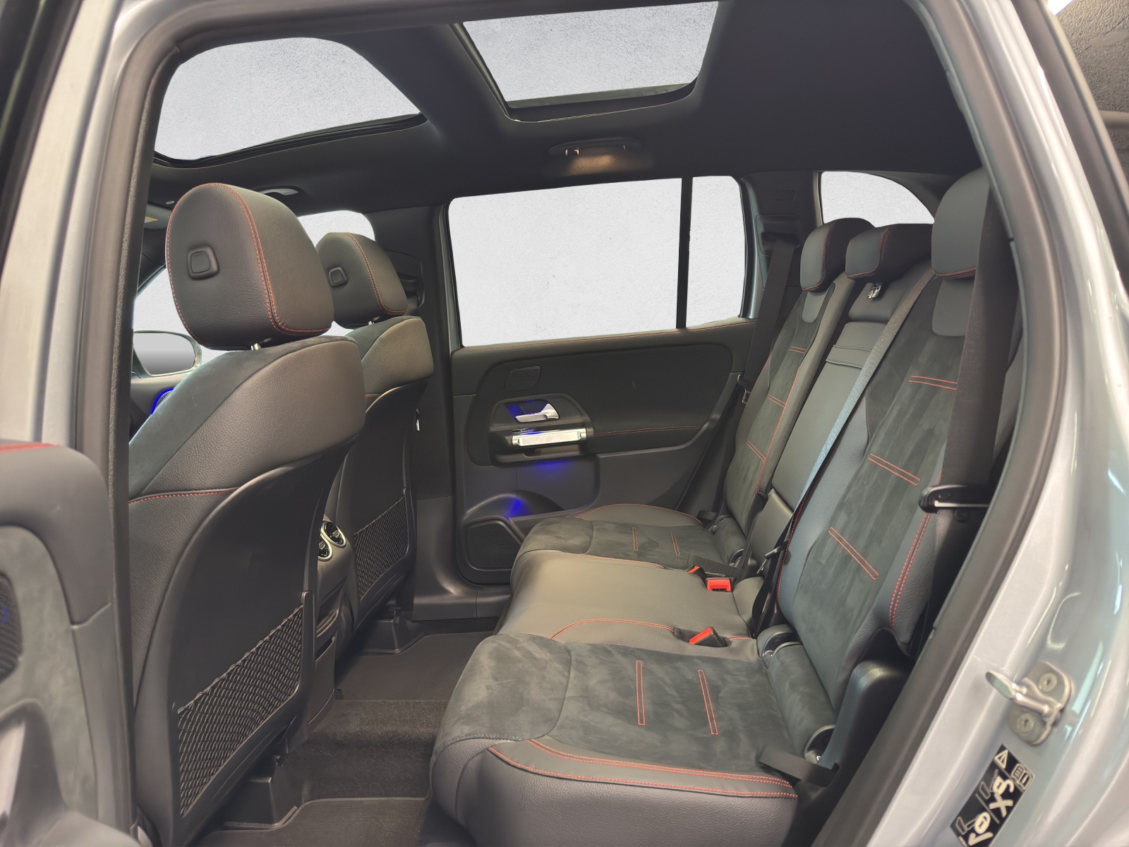 MERCEDES-BENZ GLB 200 AMG Line-image-12