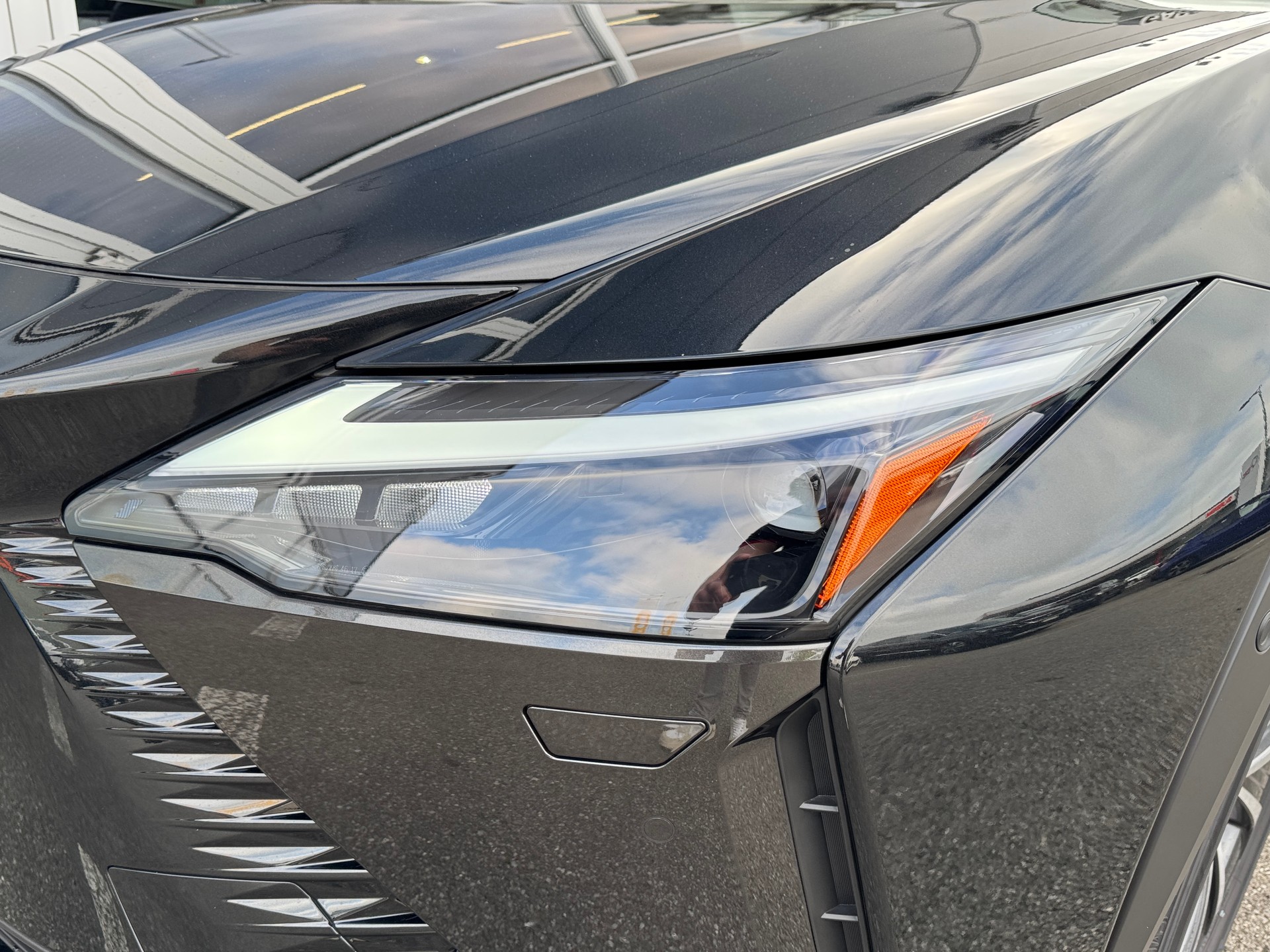 LEXUS RZ 300e 71,4 KW Comfort-showroom-element-3