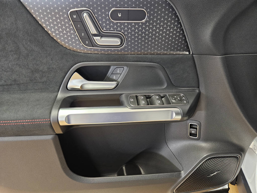 MERCEDES-BENZ EQB 350 4Matic Excellence Edition AMG Line-image-9
