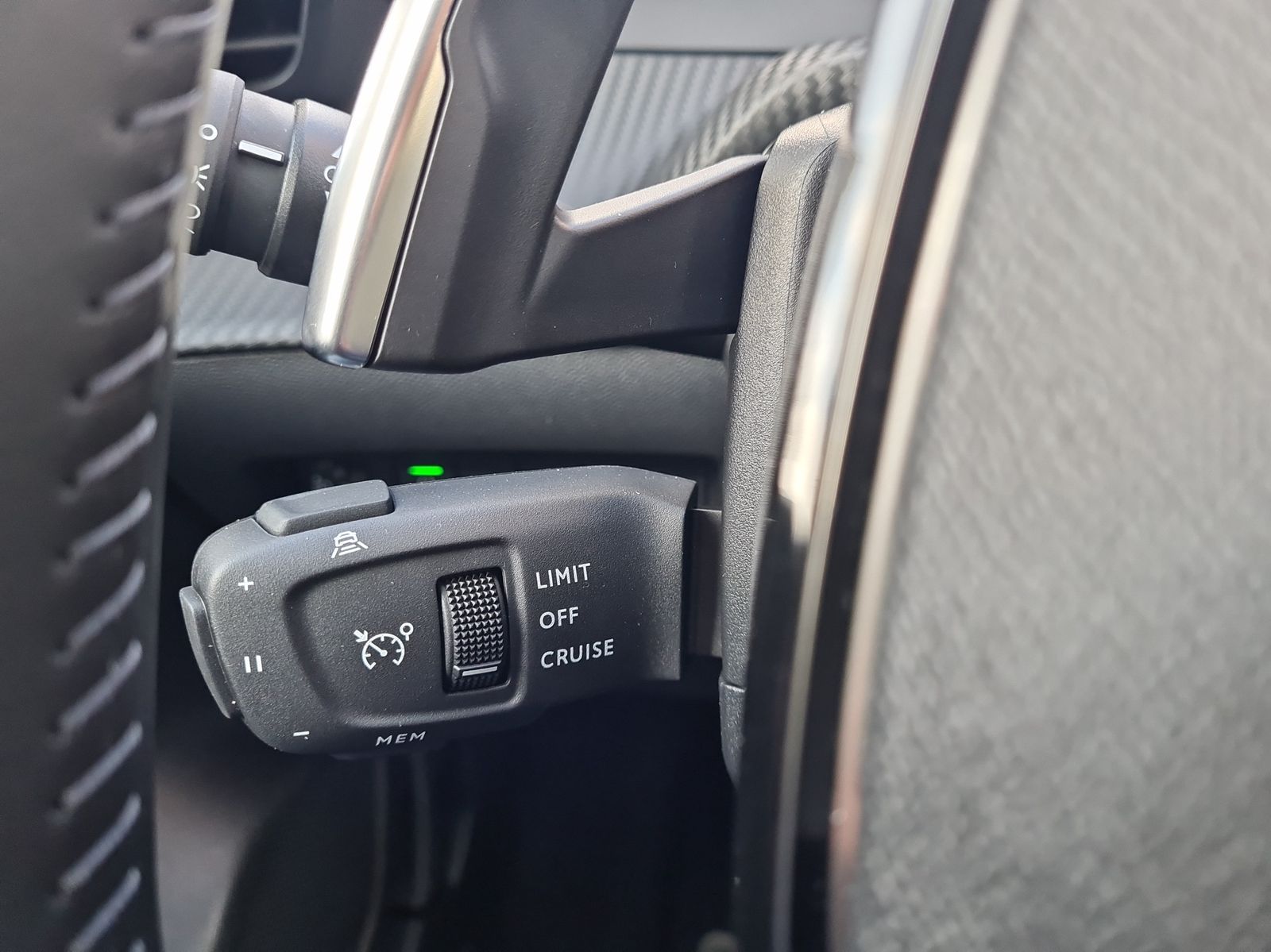 PEUGEOT 208 1.2 MHEV 110 Allure Premium-image-12