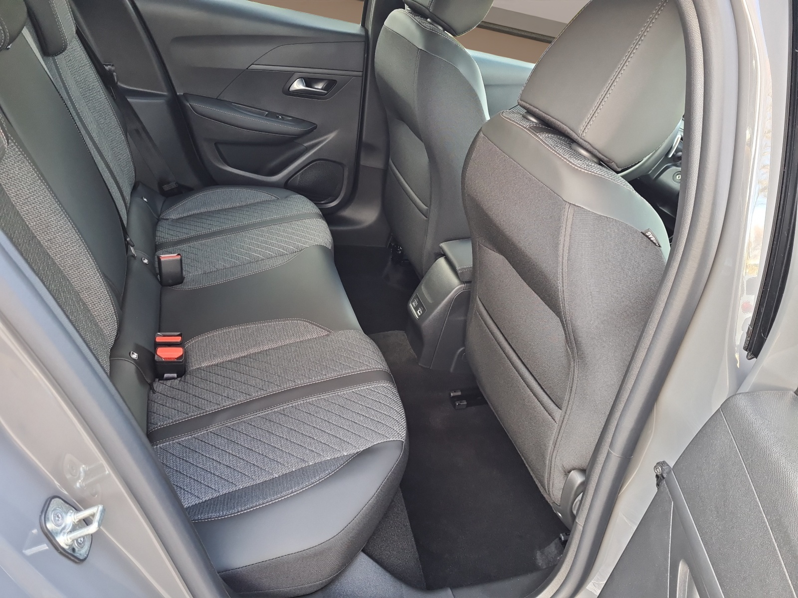 PEUGEOT 208 1.2 MHEV 110 Allure Premium-image-8
