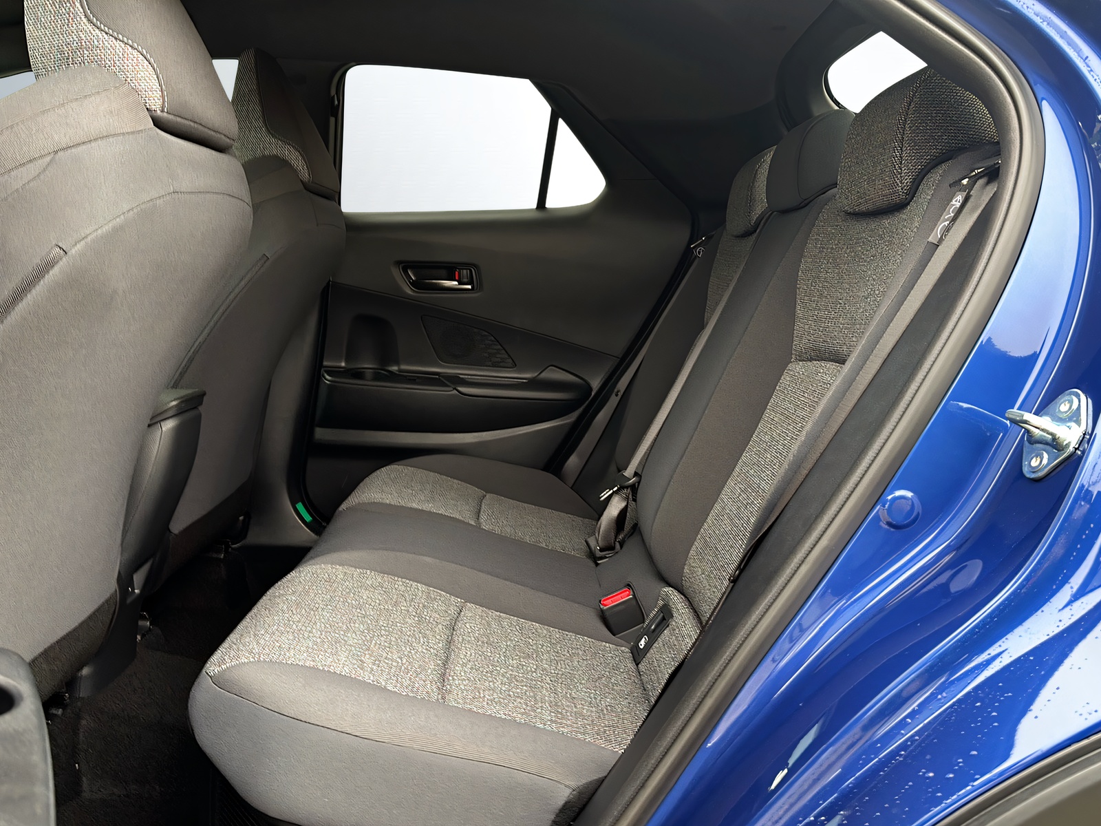 TOYOTA C-HR 2.0 HSD CVT Swiss Edition 4WD-image-9