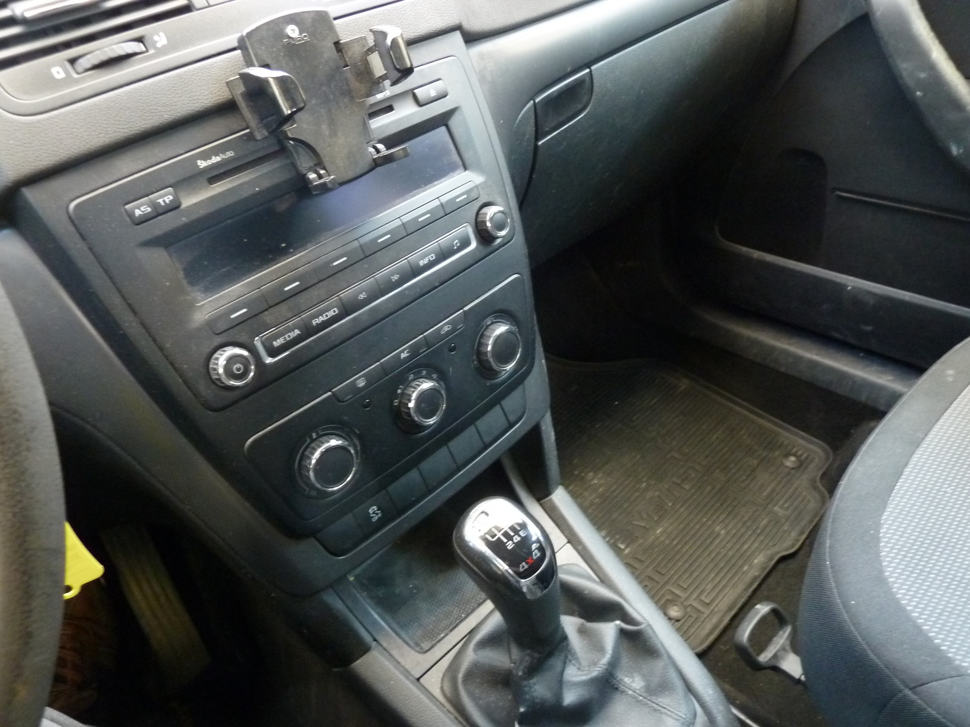 SKODA Yeti 1.8 TSI Ambition 4x4-image-12