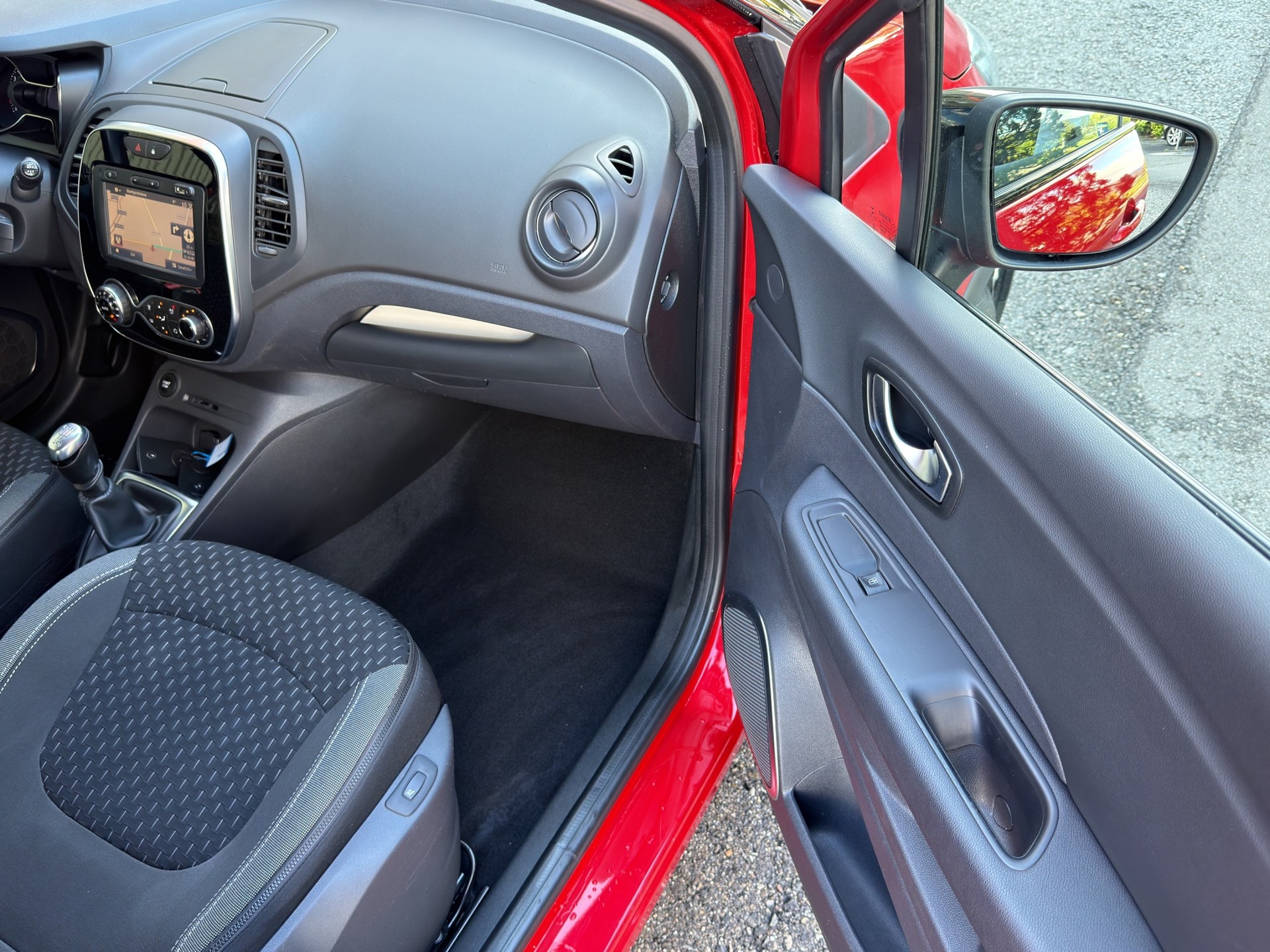 RENAULT Captur 1.2 T 16V Intens-image-19