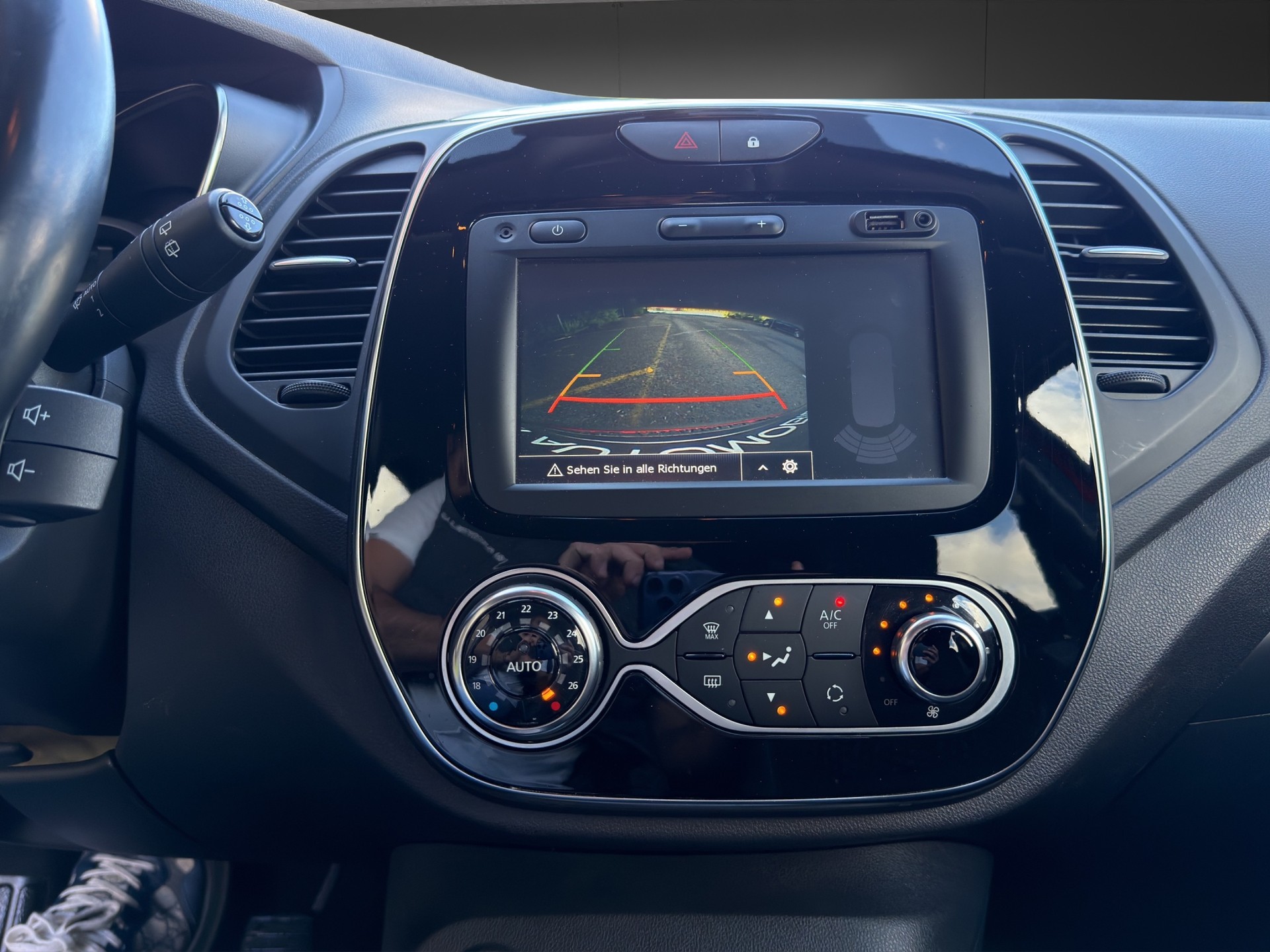RENAULT Captur 1.2 T 16V Intens-image-12