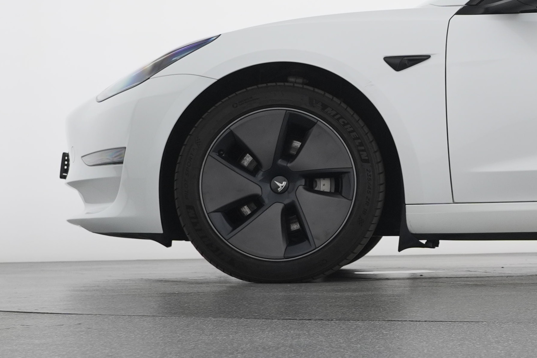 TESLA Model 3 Long Range All-Wheel Drive-showroom-element-2