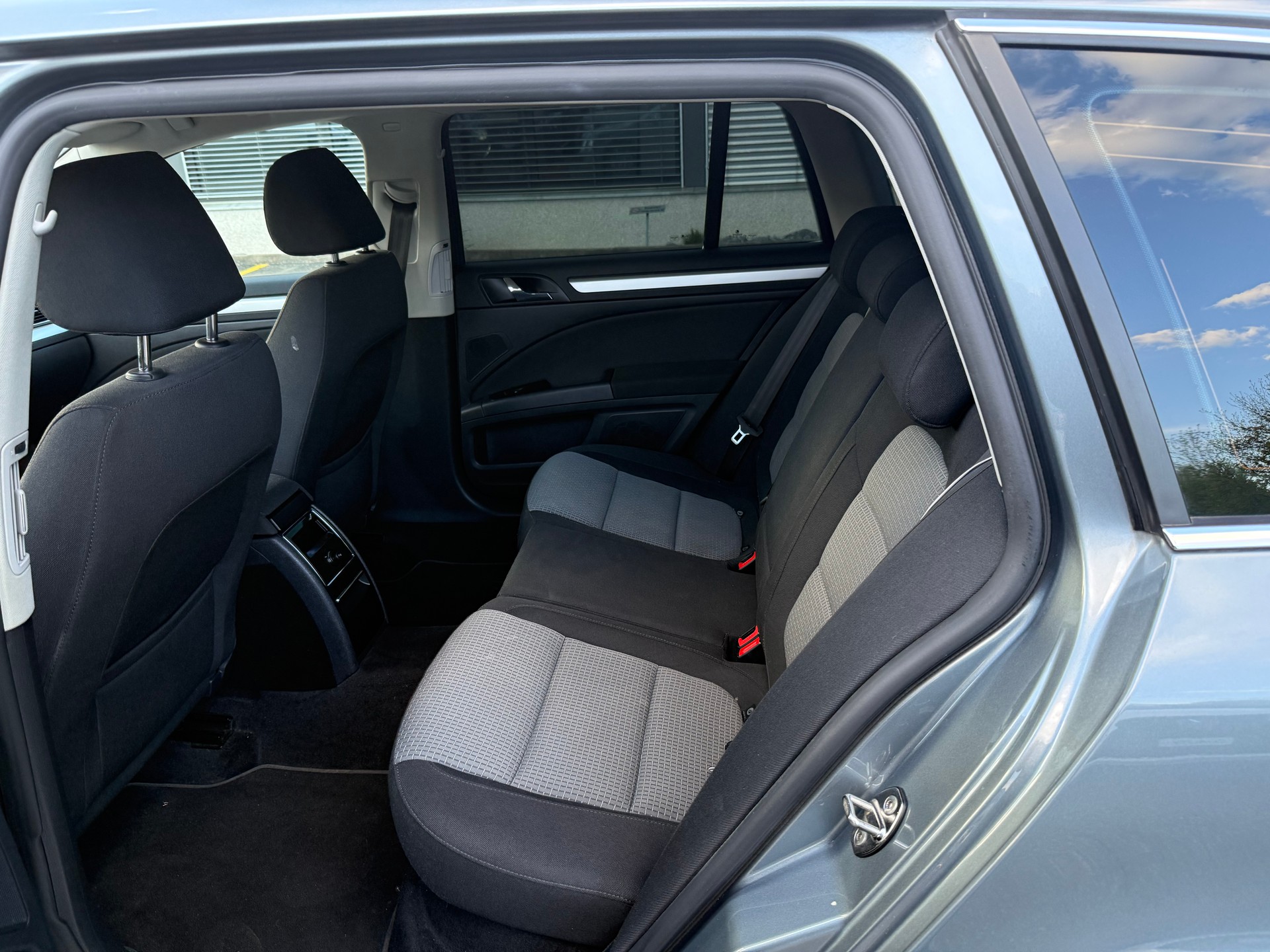 SKODA Superb Combi 2.0 TDi Comfort-image-8