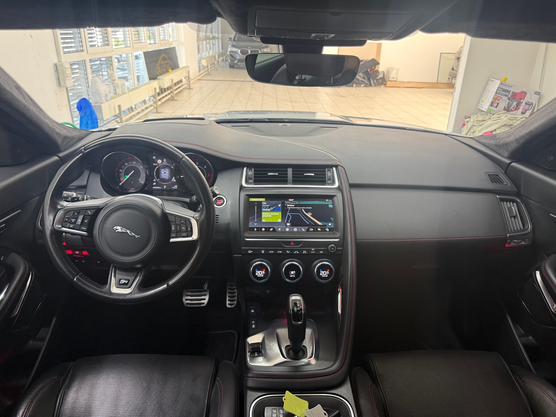 JAGUAR E-Pace 2.0d D180 First Edition AWD Automatik-image-10