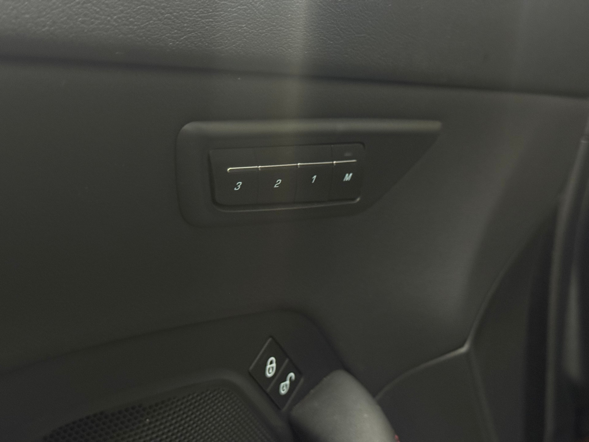 JAGUAR E-Pace 2.0d D180 First Edition AWD Automatik-image-22