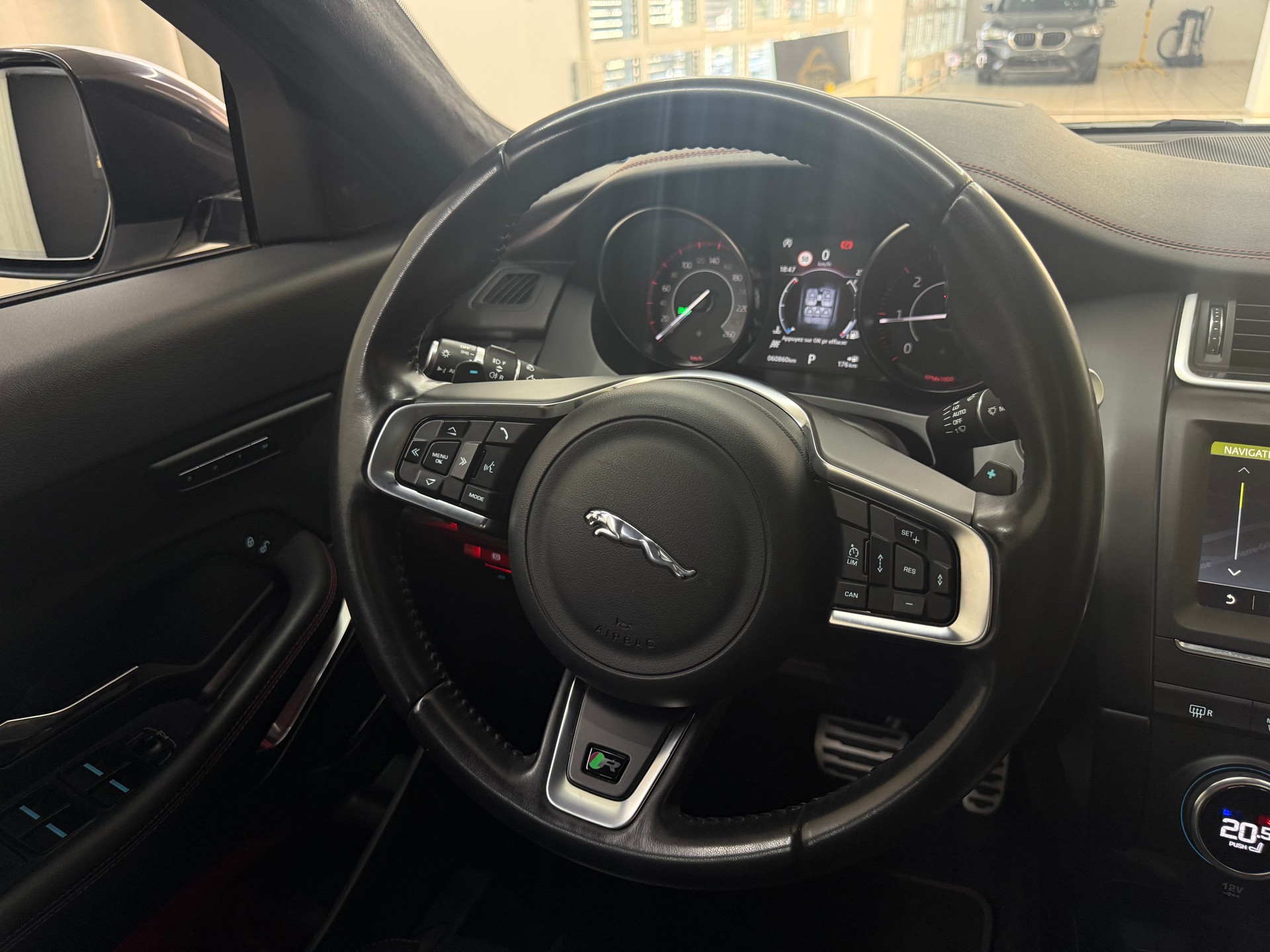 JAGUAR E-Pace 2.0d D180 First Edition AWD Automatik-image-12