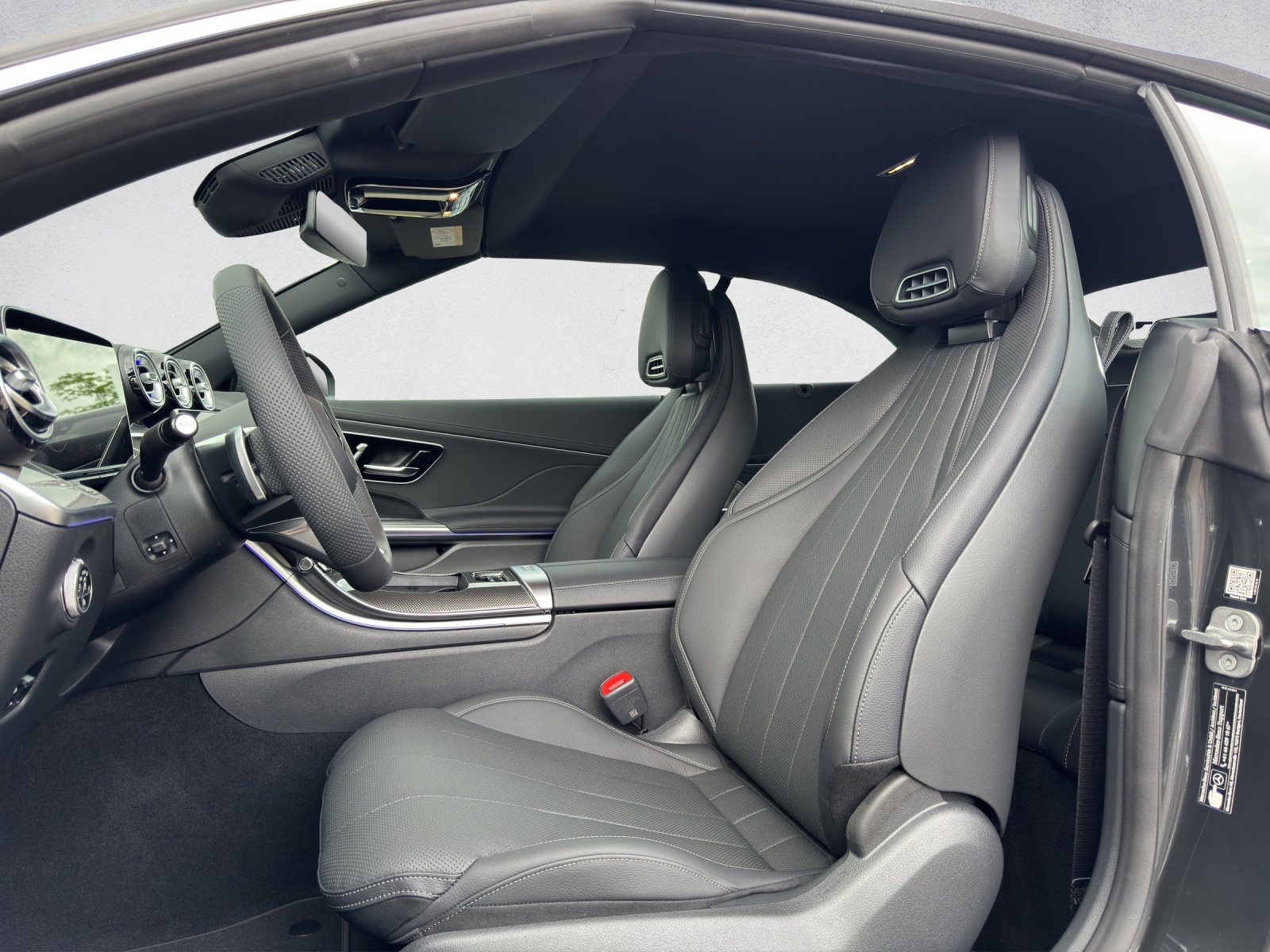 MERCEDES-BENZ CLE 300 AMG Line 4Matic Cabriolet-image-10