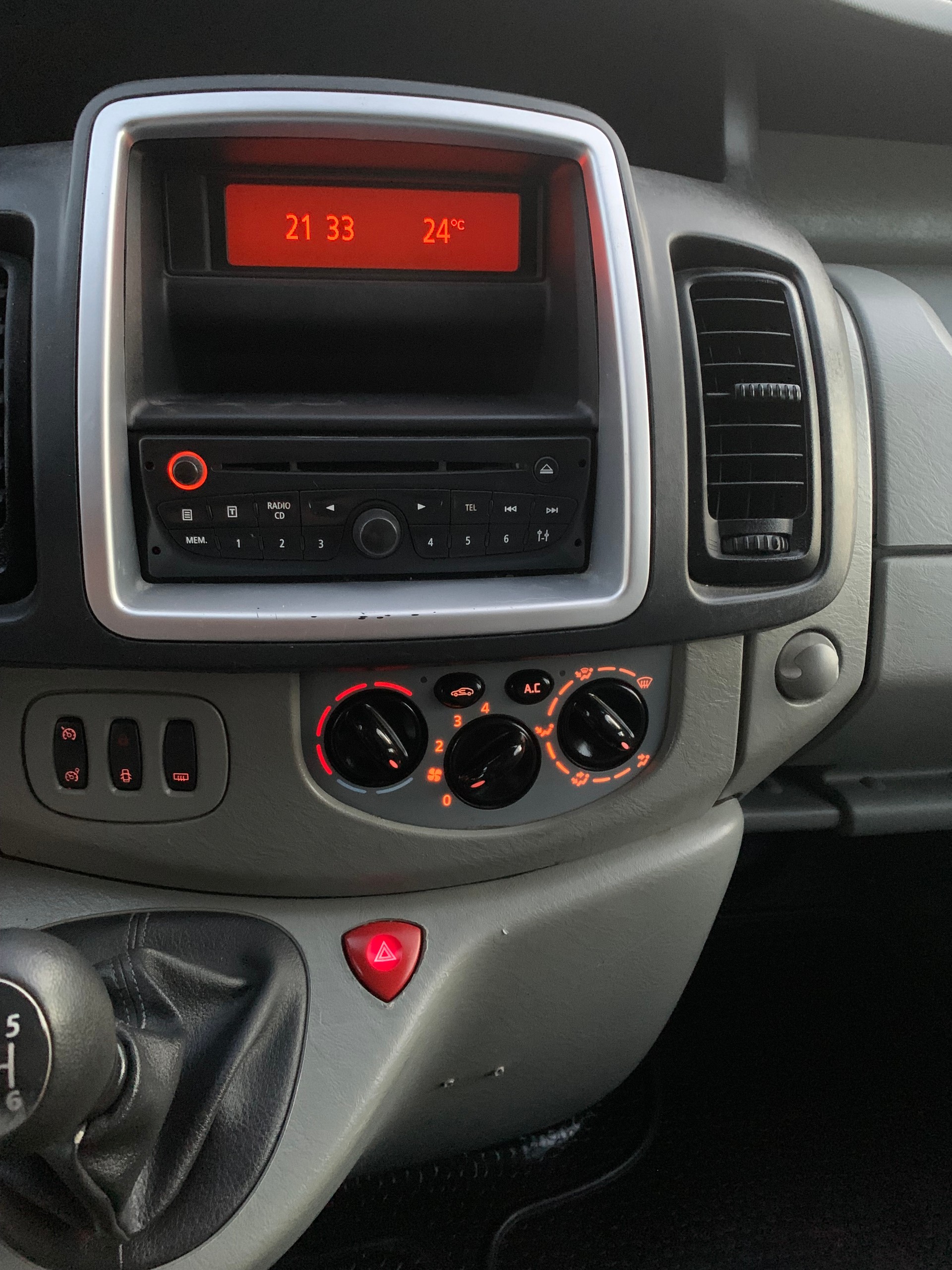 RENAULT Trafic 2.0 dCi L2H1 Grand Passenger Expression-image-10