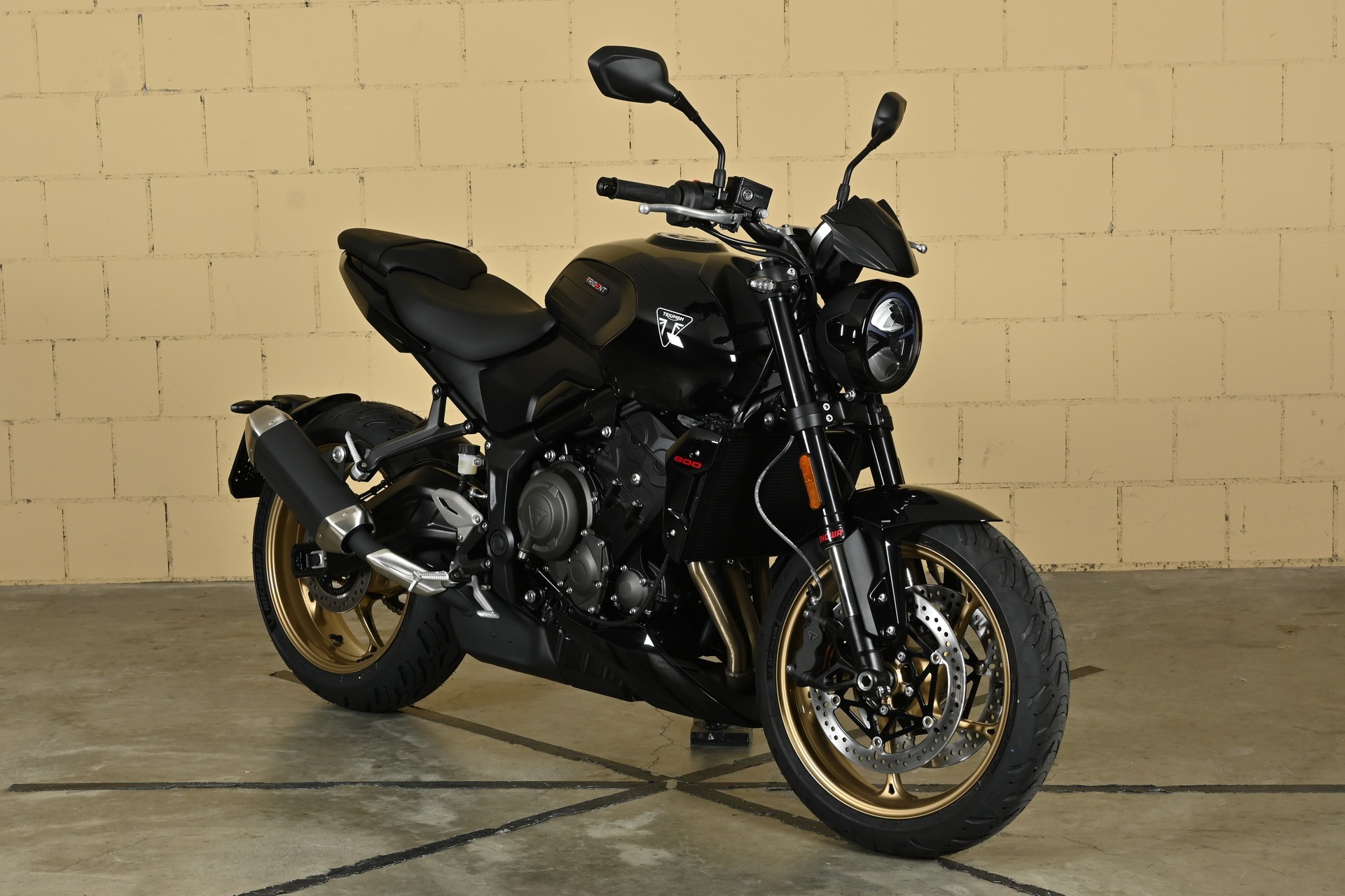 TRIUMPH Trident 800-image-1