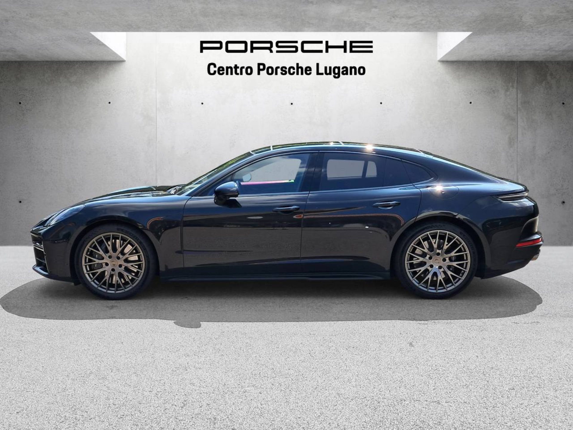 PORSCHE Panamera Turbo E-Hybrid-showroom-element-1