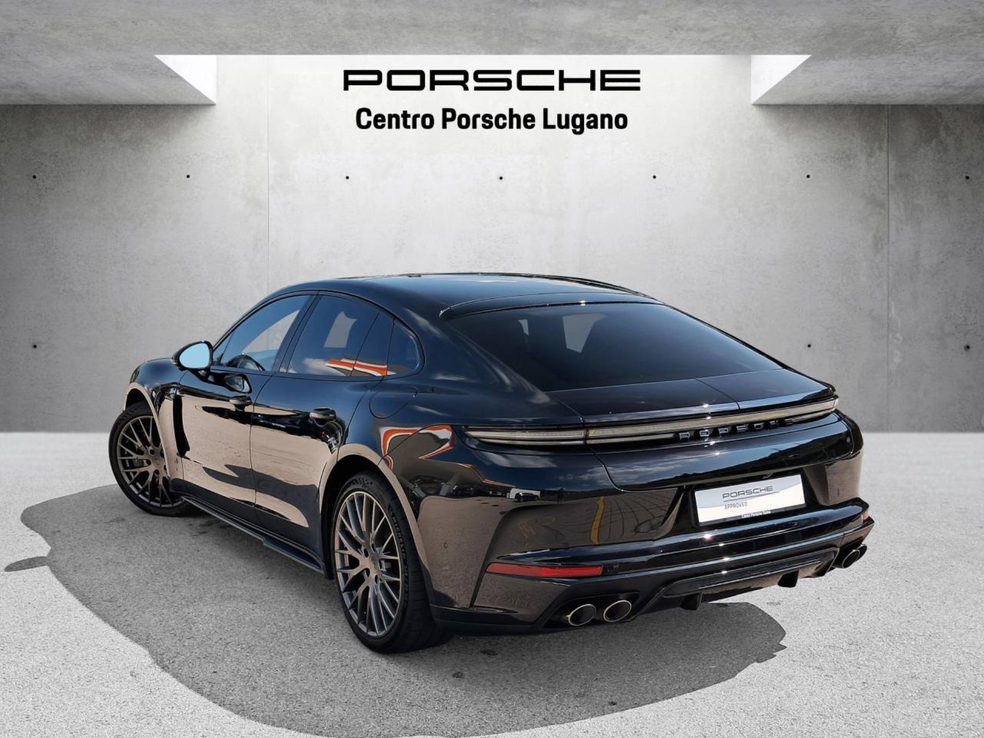 PORSCHE Panamera Turbo E-Hybrid-showroom-element-2