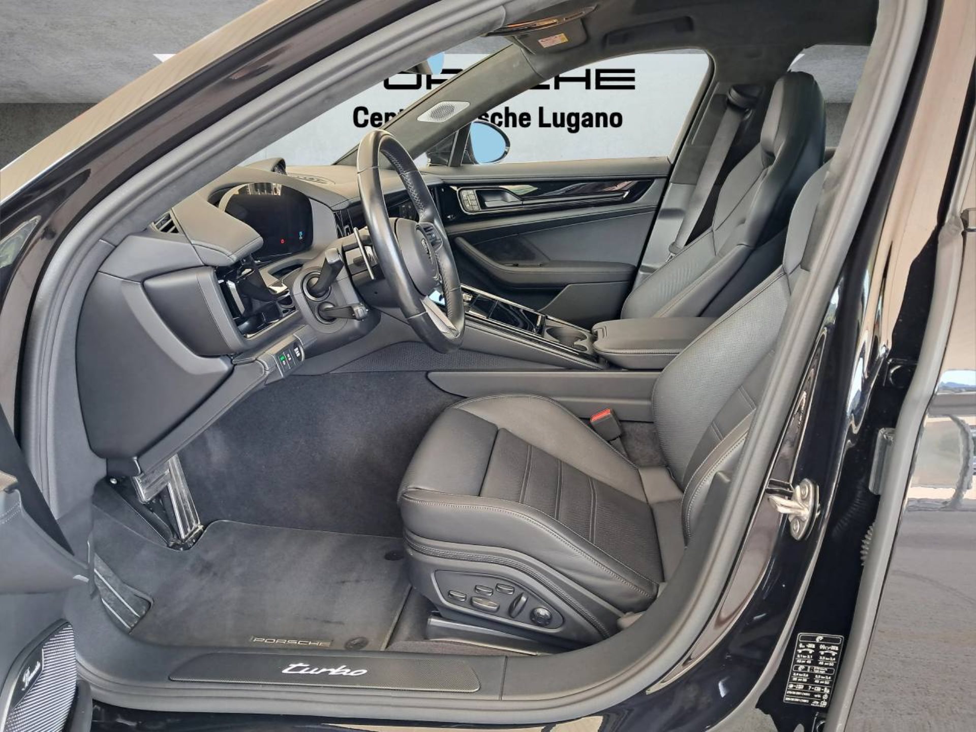 PORSCHE Panamera Turbo E-Hybrid-showroom-element-3