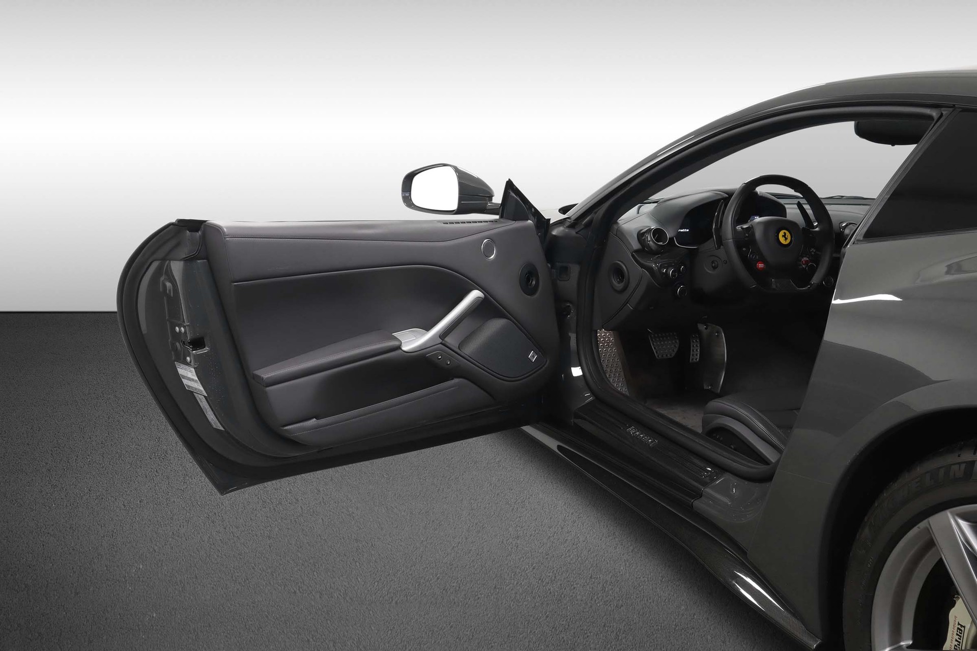 FERRARI F12 Berlinetta-image-10