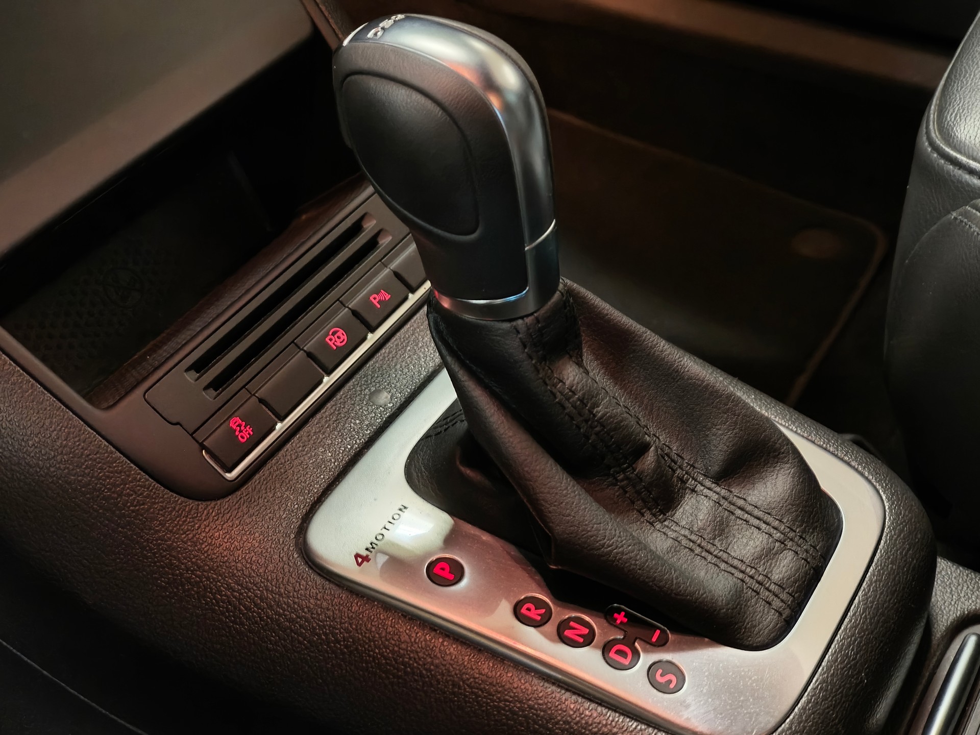 VW Tiguan 2.0 TSI R-Line Design 4Motion DSG-image-18