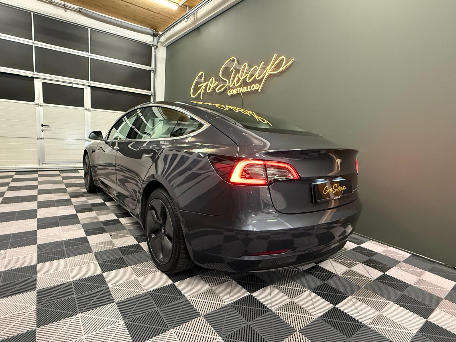 TESLA Model 3 Long Range Dual Motor AWD-showroom-element-3