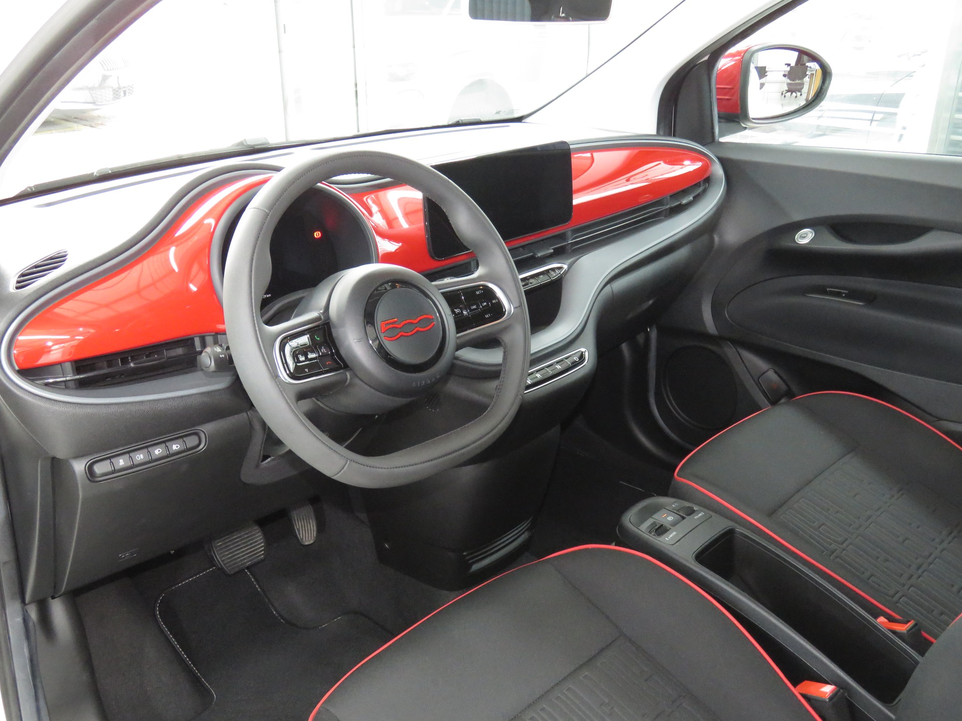 FIAT 500 C electric 87 kW Swiss Edition (Automat) (RW 298 km)-image-7