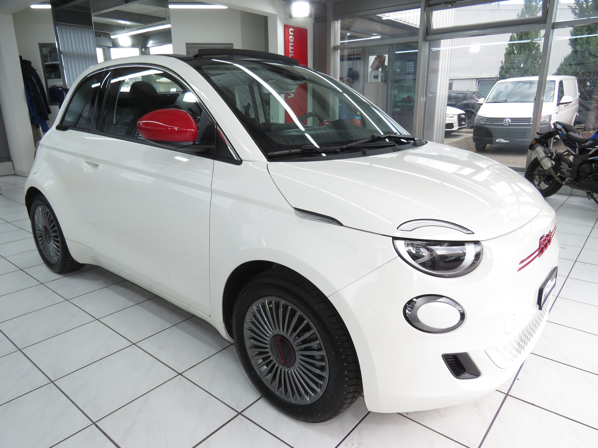 FIAT 500 C electric 87 kW Swiss Edition (Automat) (RW 298 km)-showroom-element-2